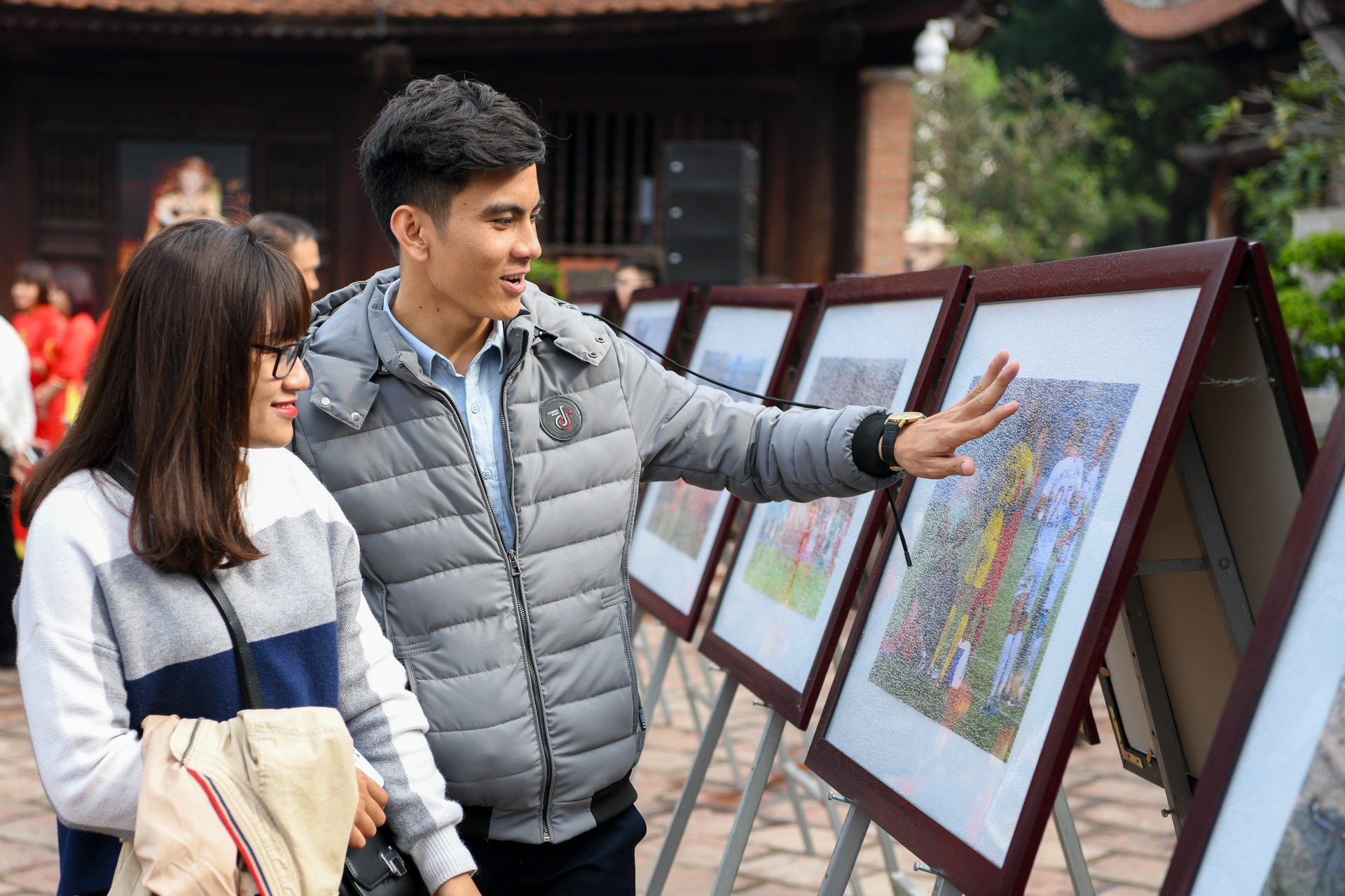 Thu mon Bui Tien Dung rang ro trong buoi ra mat sach bong da anh 11