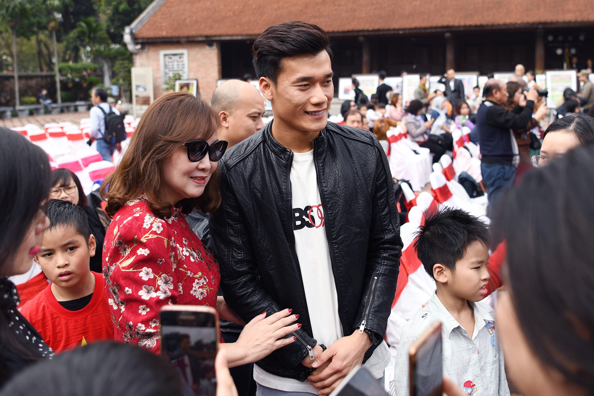 Thu mon Bui Tien Dung rang ro trong buoi ra mat sach bong da anh 4