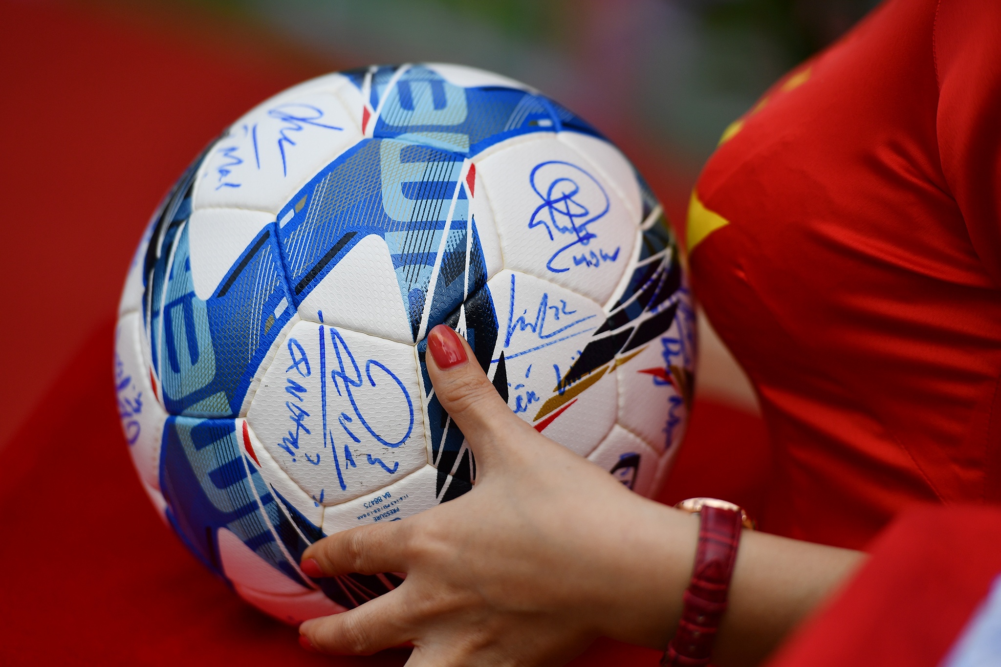 Thu mon Bui Tien Dung rang ro trong buoi ra mat sach bong da anh 8