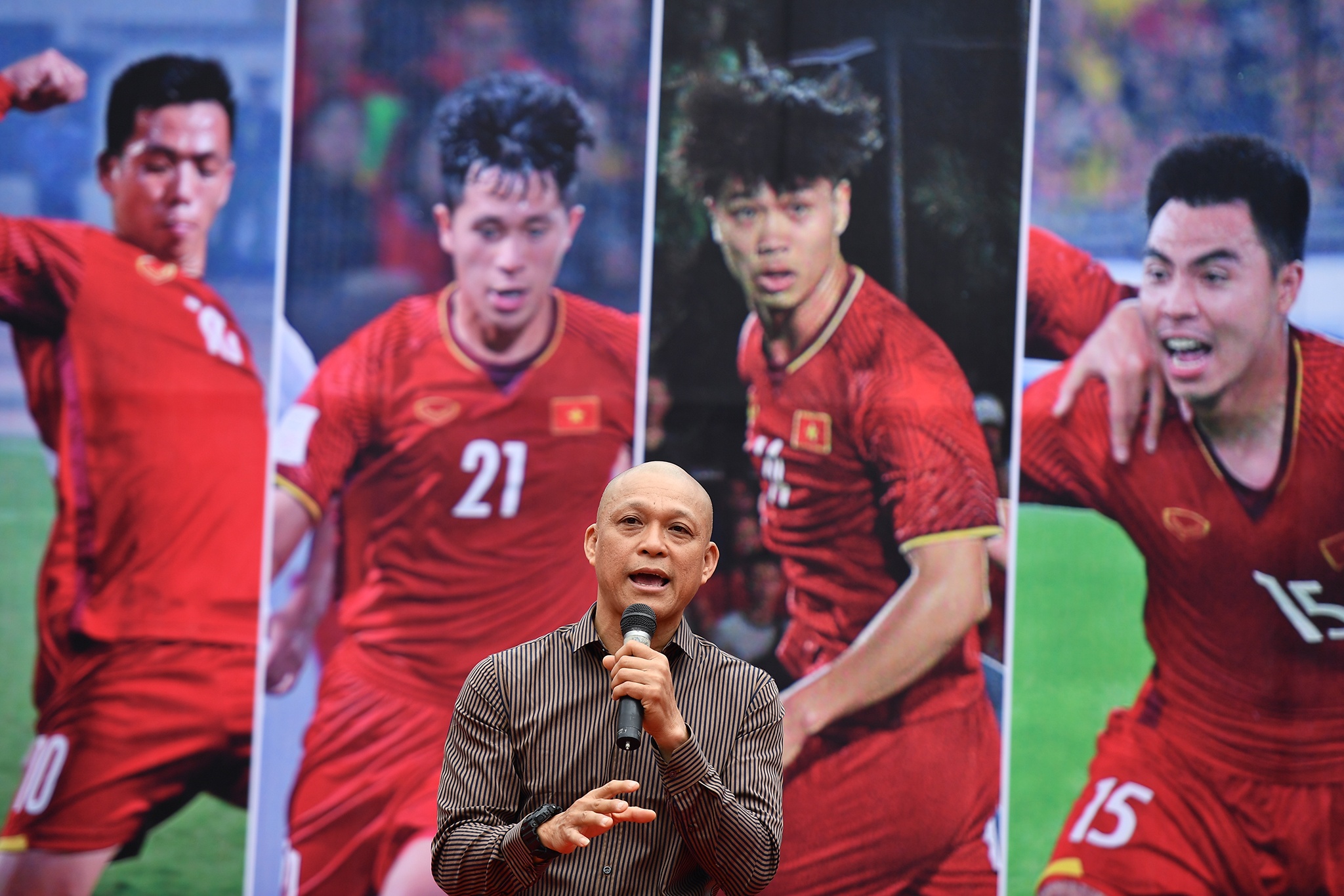 Thu mon Bui Tien Dung rang ro trong buoi ra mat sach bong da anh 9