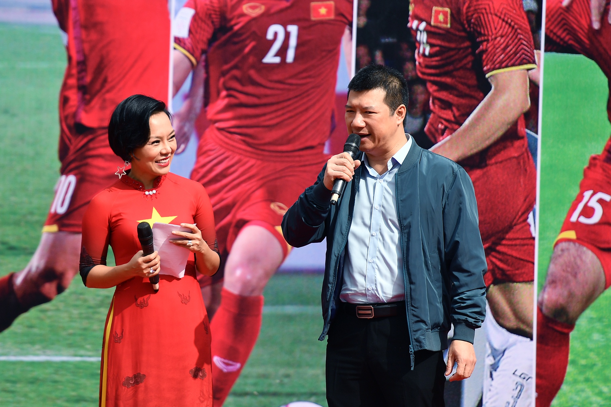 Thu mon Bui Tien Dung rang ro trong buoi ra mat sach bong da anh 10