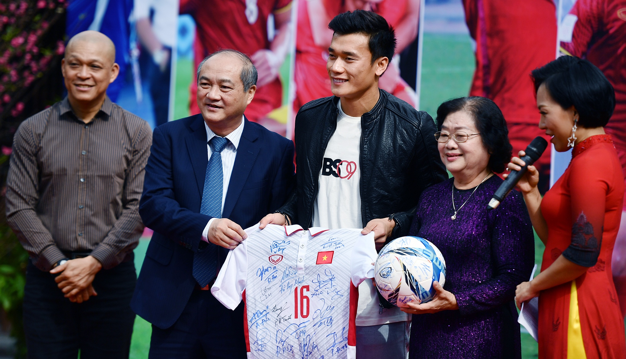 Thu mon Bui Tien Dung rang ro trong buoi ra mat sach bong da anh 7