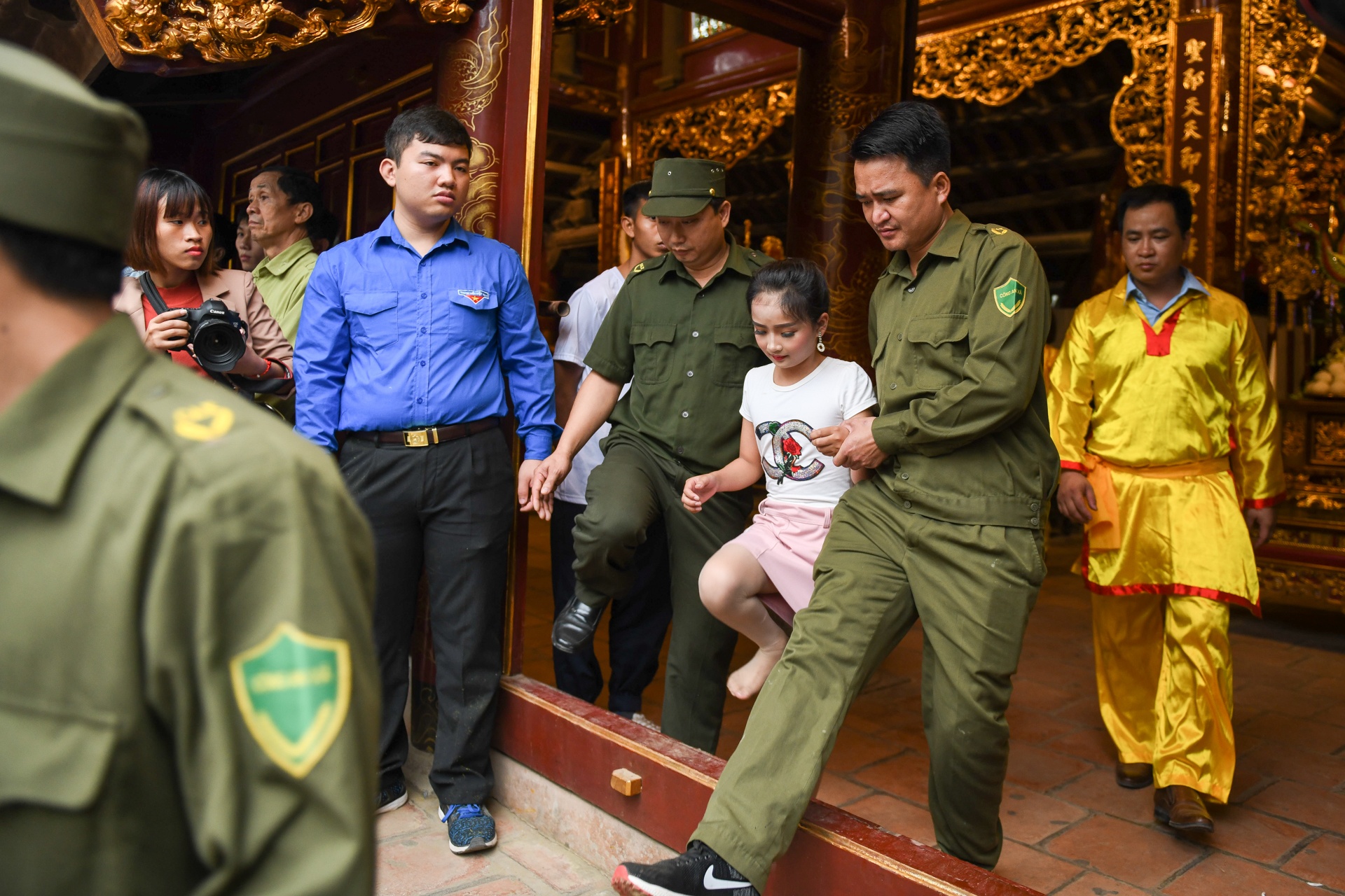 Tuong ba hoi Giong Soc Son duoc cong an bao ve anh 10