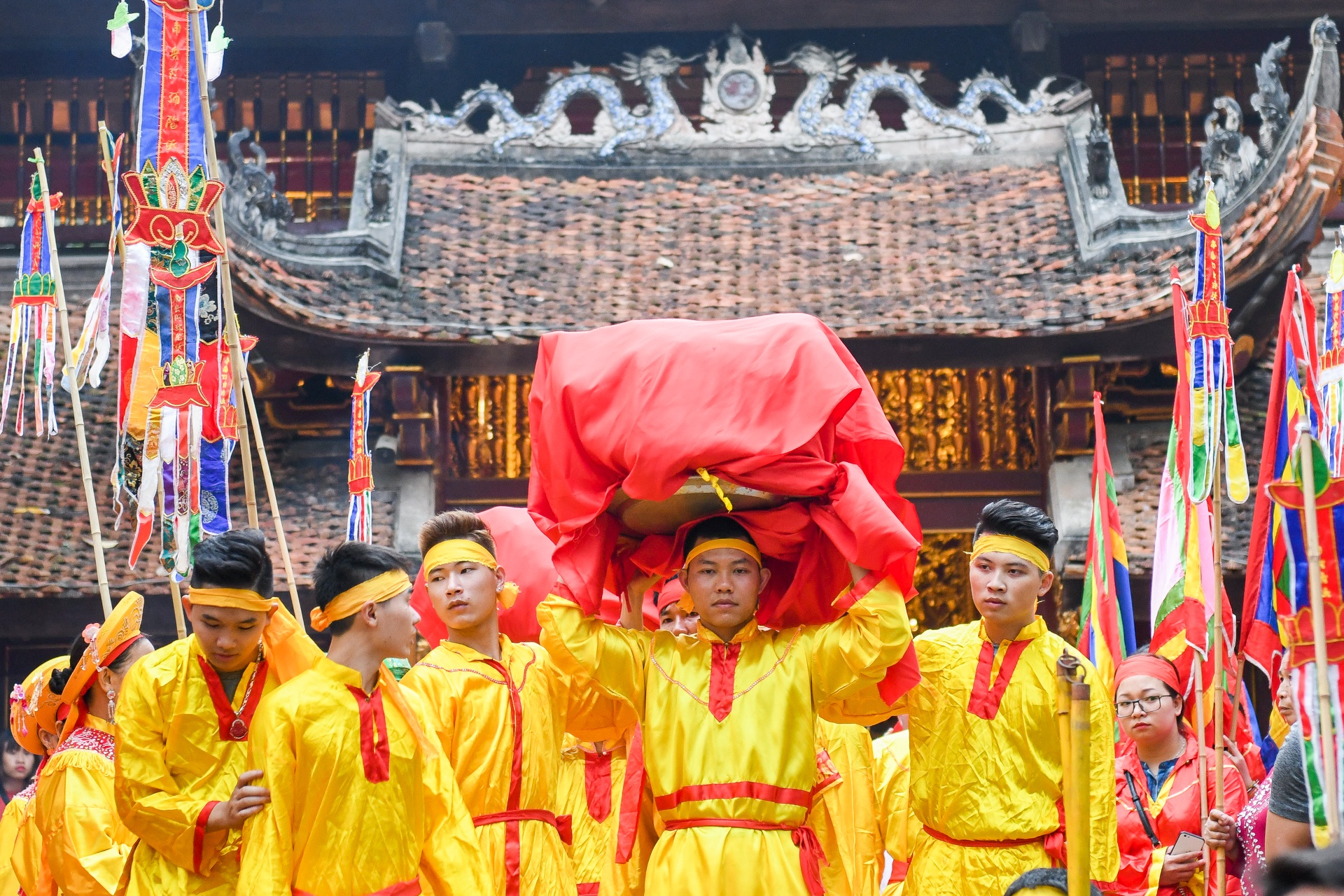 Tuong ba hoi Giong Soc Son duoc cong an bao ve anh 3