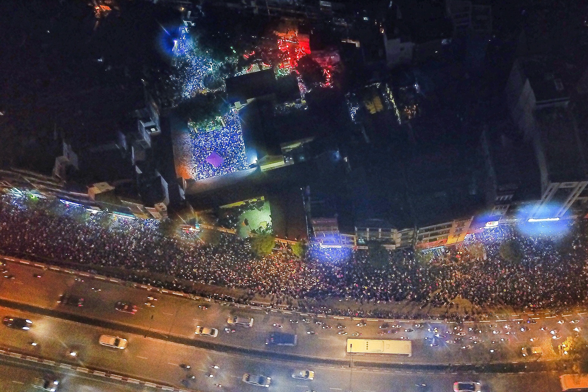 nghin nguoi ngoi ngoai duong cau an nam moi anh 1