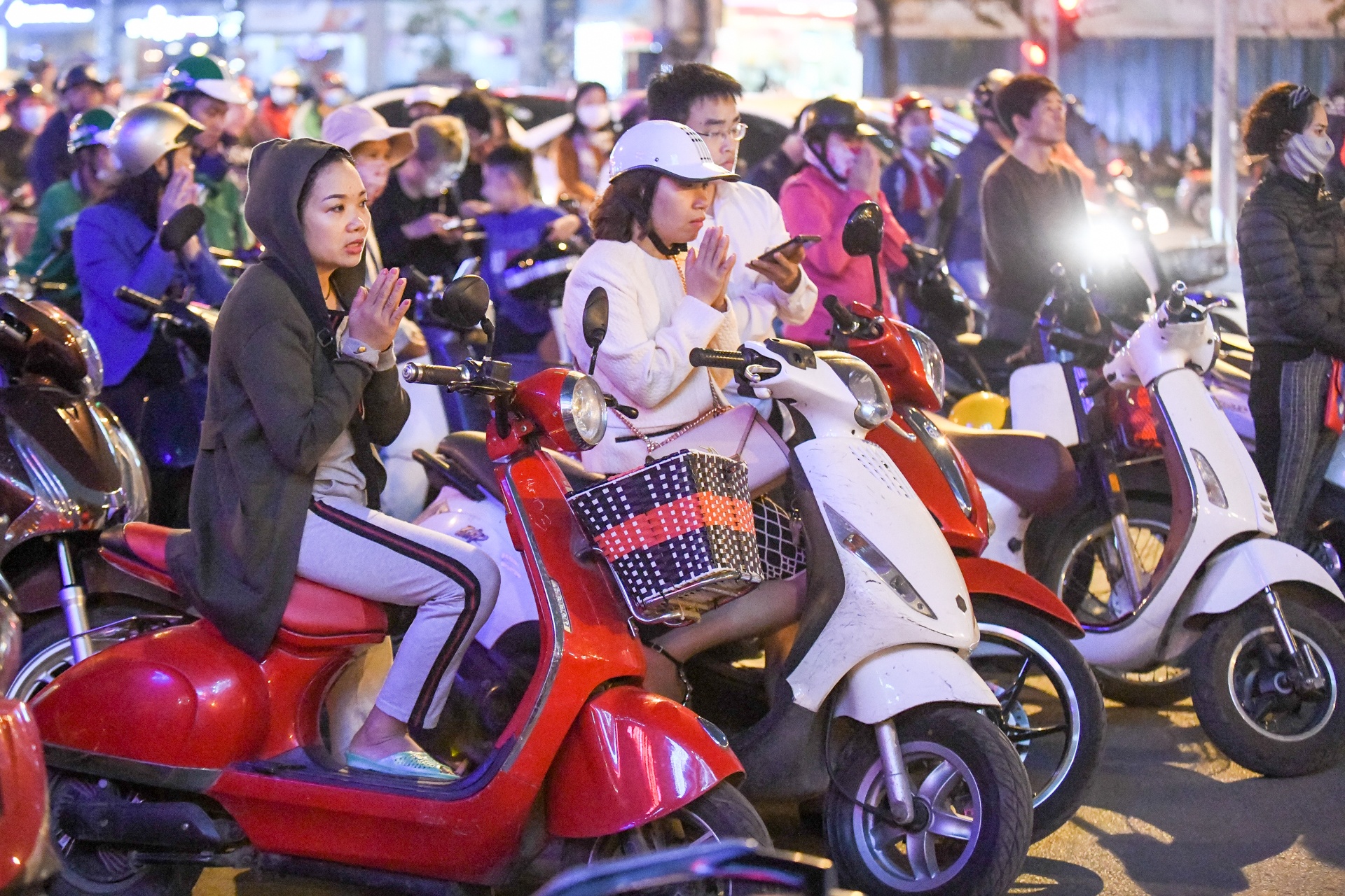 nghin nguoi ngoi ngoai duong cau an nam moi anh 8