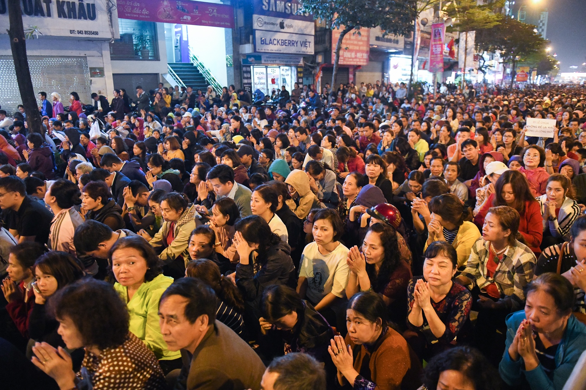 nghin nguoi ngoi ngoai duong cau an nam moi anh 2