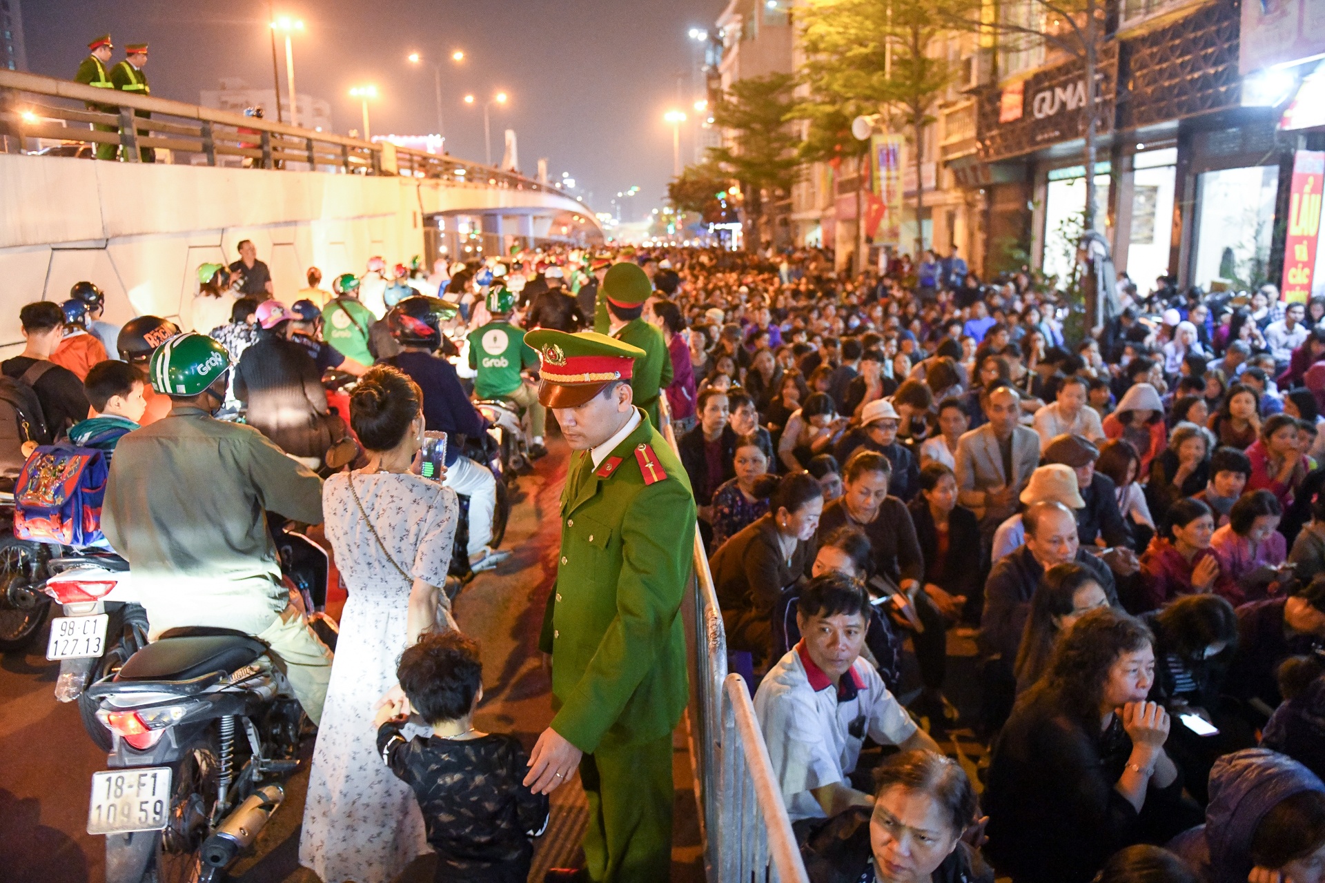 nghin nguoi ngoi ngoai duong cau an nam moi anh 3