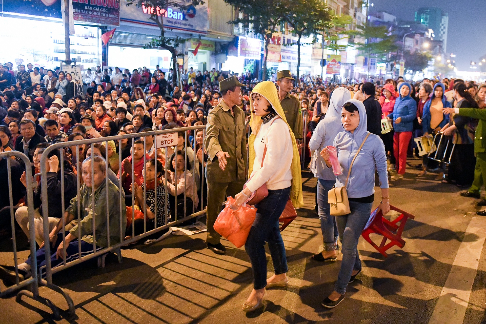 nghin nguoi ngoi ngoai duong cau an nam moi anh 4