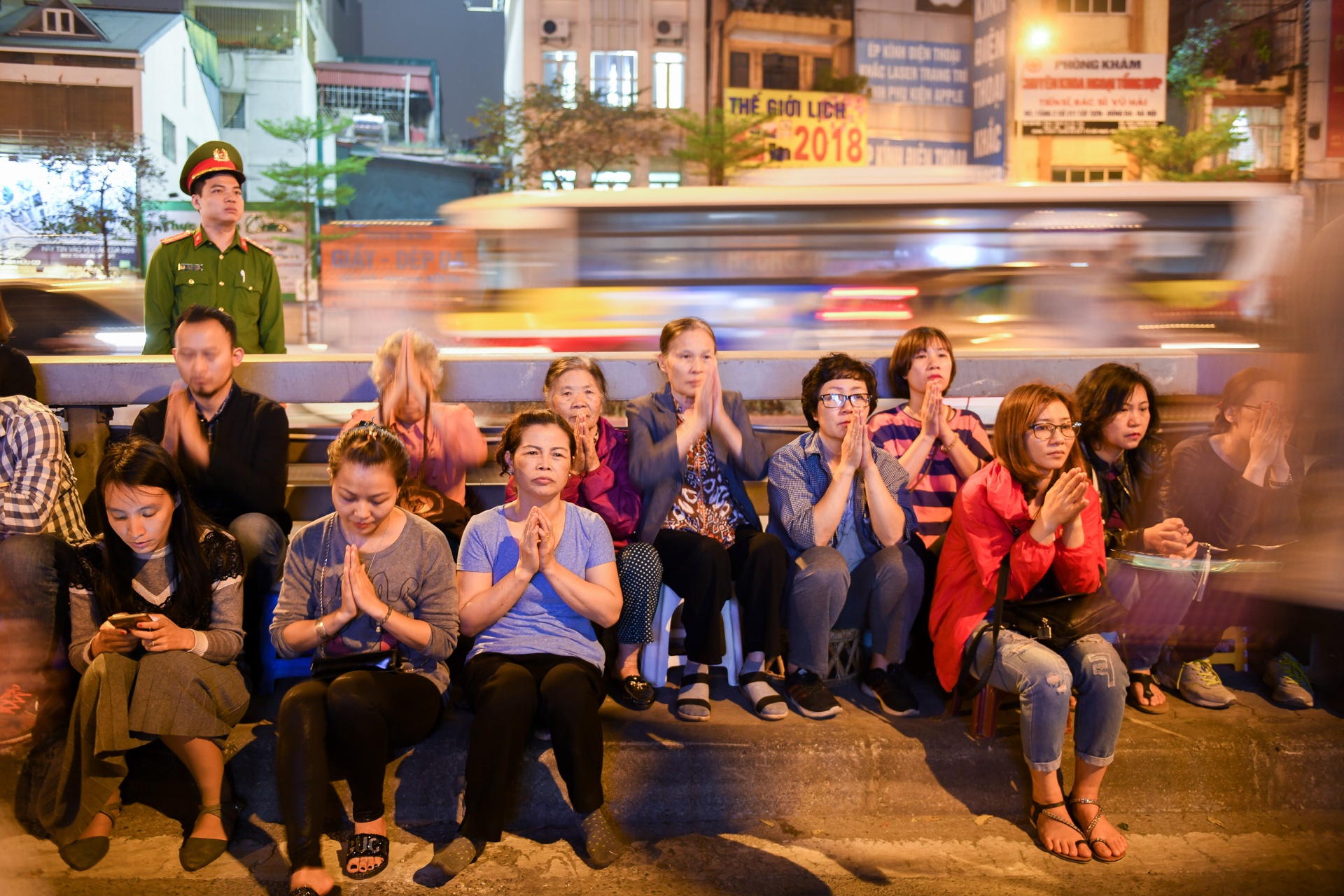 nghin nguoi ngoi ngoai duong cau an nam moi anh 6