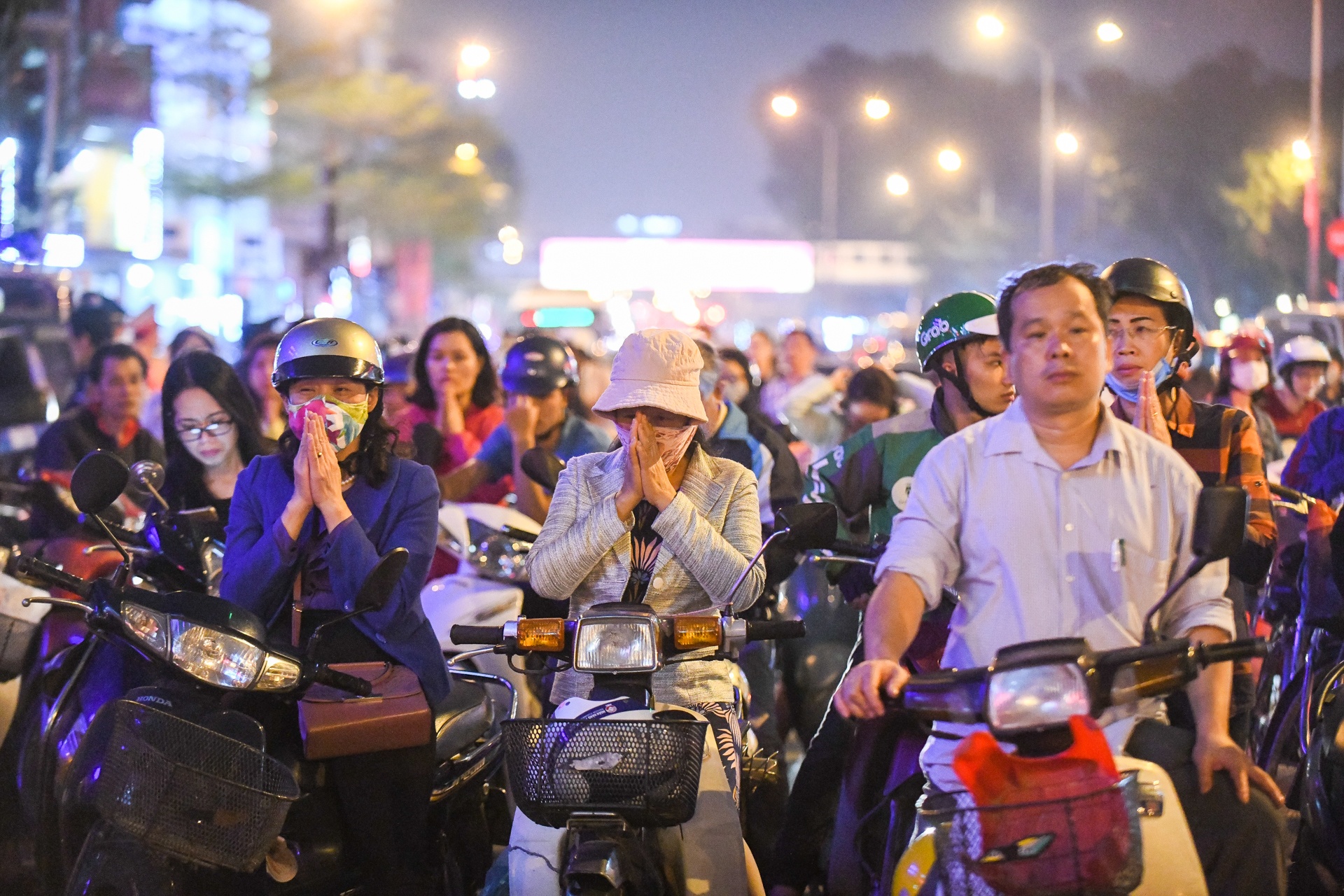 nghin nguoi ngoi ngoai duong cau an nam moi anh 9