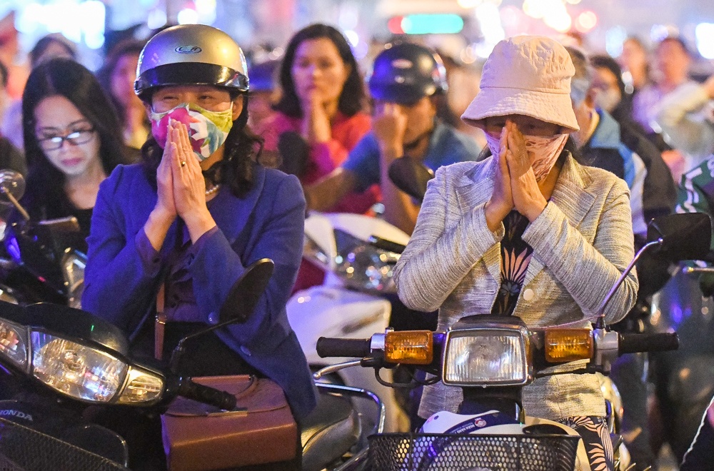 Ngoi xe may giua long duong chap tay cau binh an hinh anh