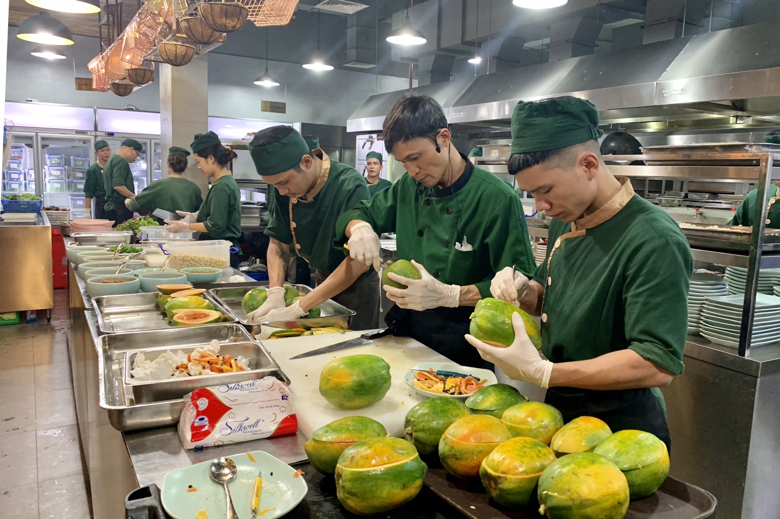 Doan Trieu Tien thuong thuc pho Ha Noi anh 9