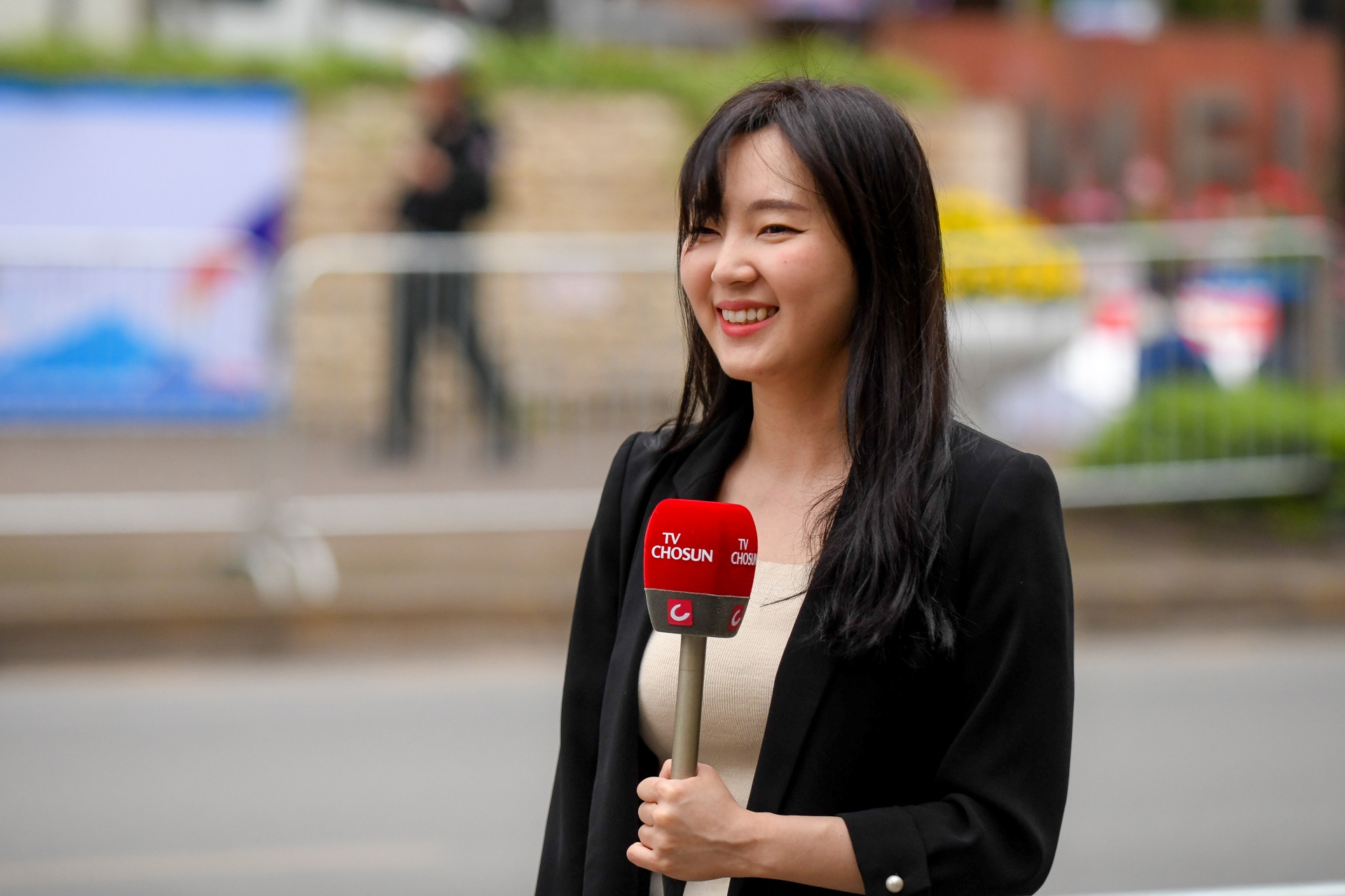 Dan phong vien 'trai xinh gai dep' tai Hoi nghi thuong dinh My - Trieu hinh anh