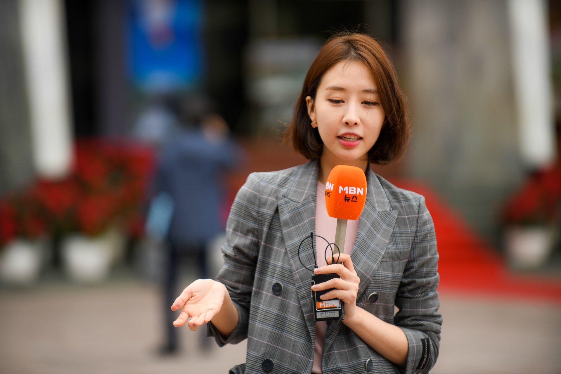 phong vien xinh dep tac nghiep tai hoi nghi thuong dinh anh 2