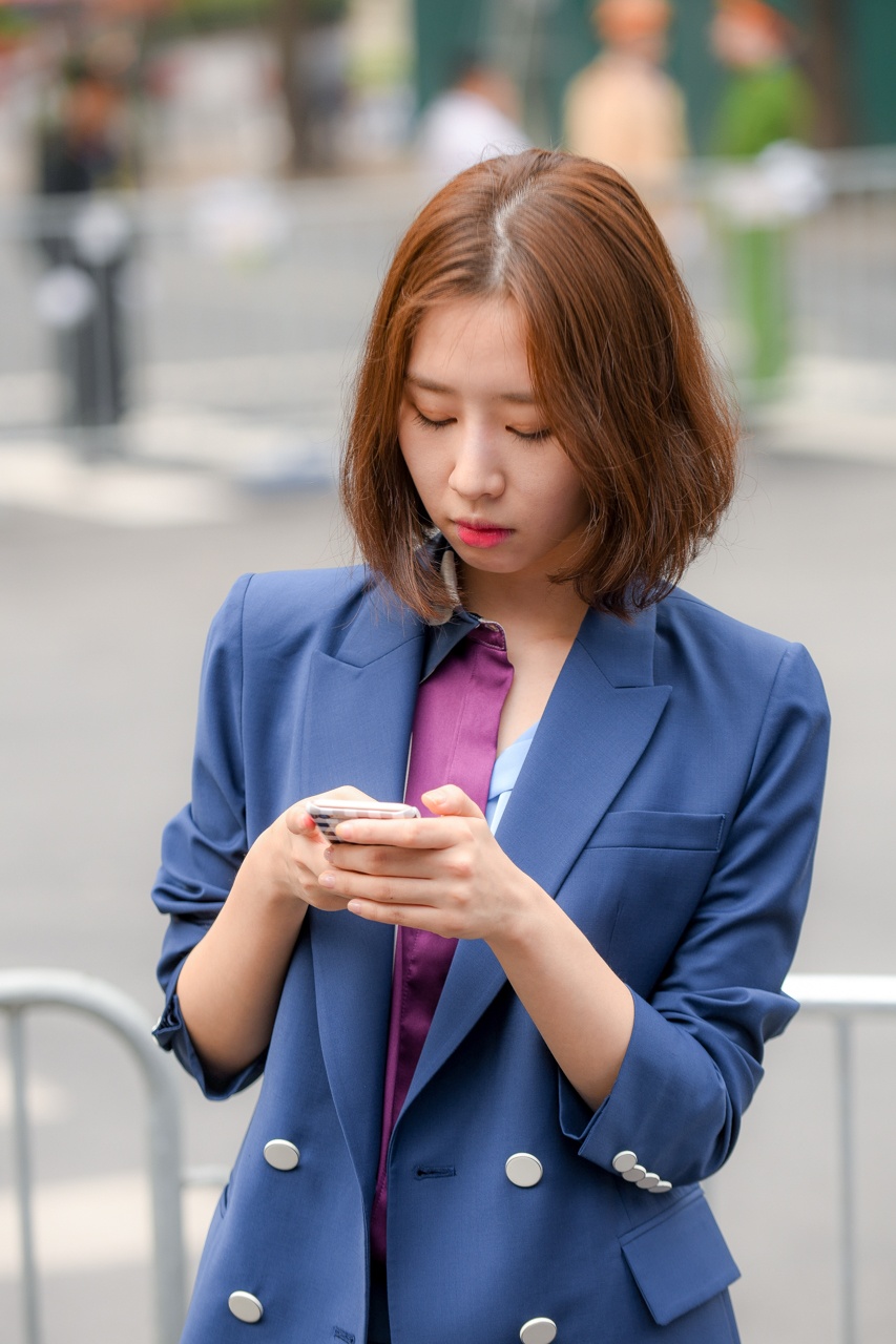 phong vien xinh dep tac nghiep tai hoi nghi thuong dinh anh 3