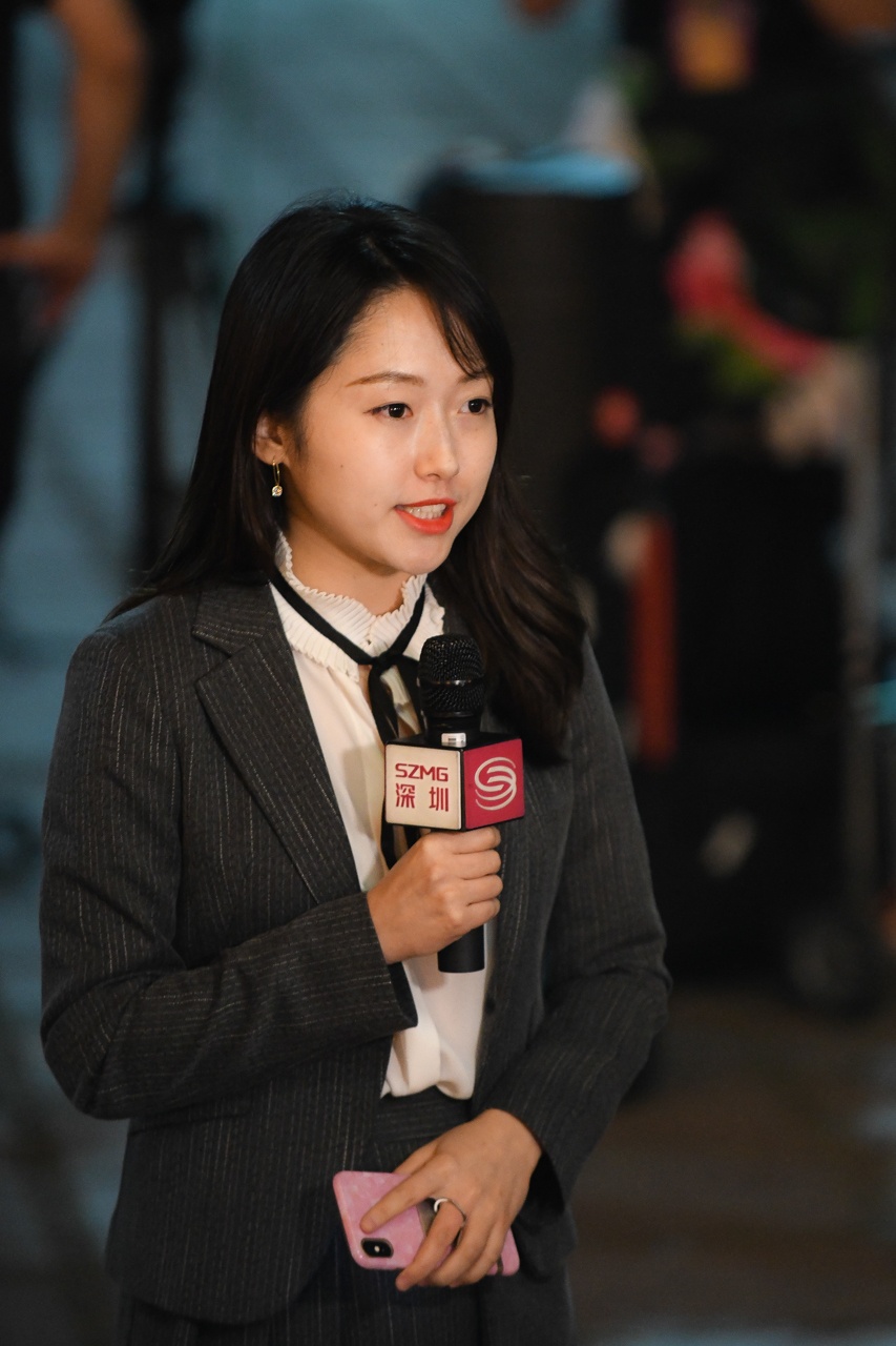 phong vien xinh dep tac nghiep tai hoi nghi thuong dinh anh 5