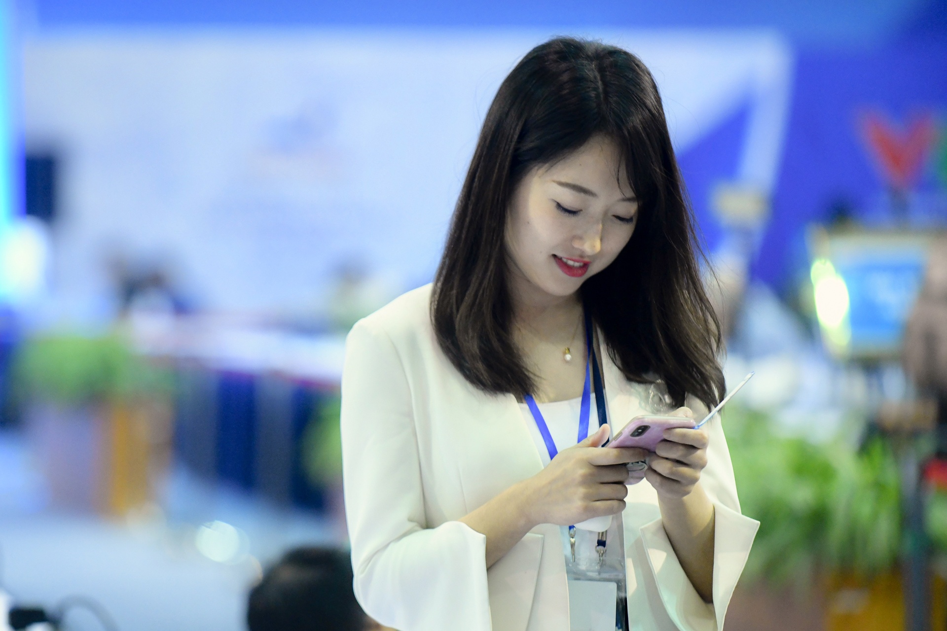 phong vien xinh dep tac nghiep tai hoi nghi thuong dinh anh 6