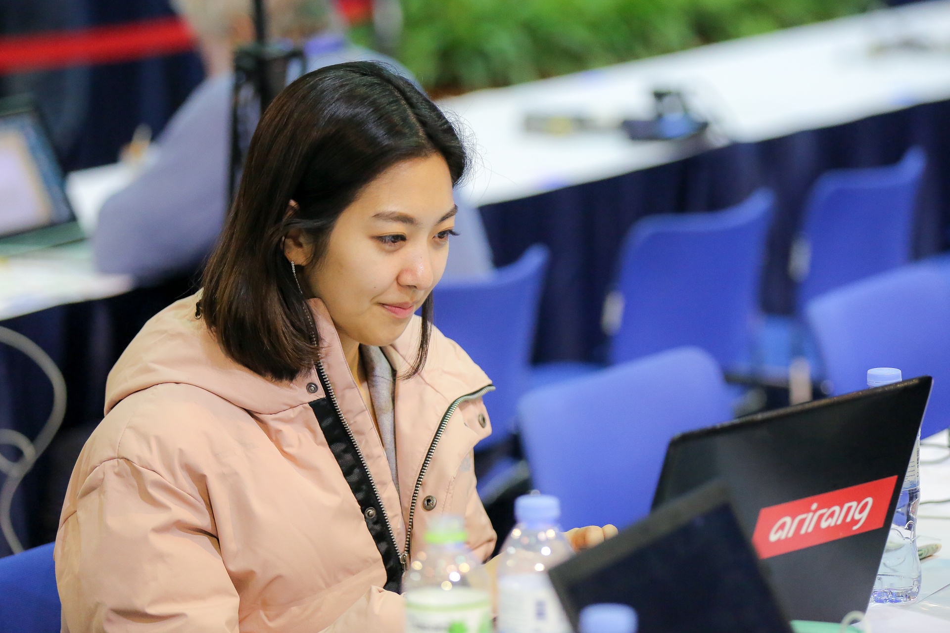 phong vien xinh dep tac nghiep tai hoi nghi thuong dinh anh 7