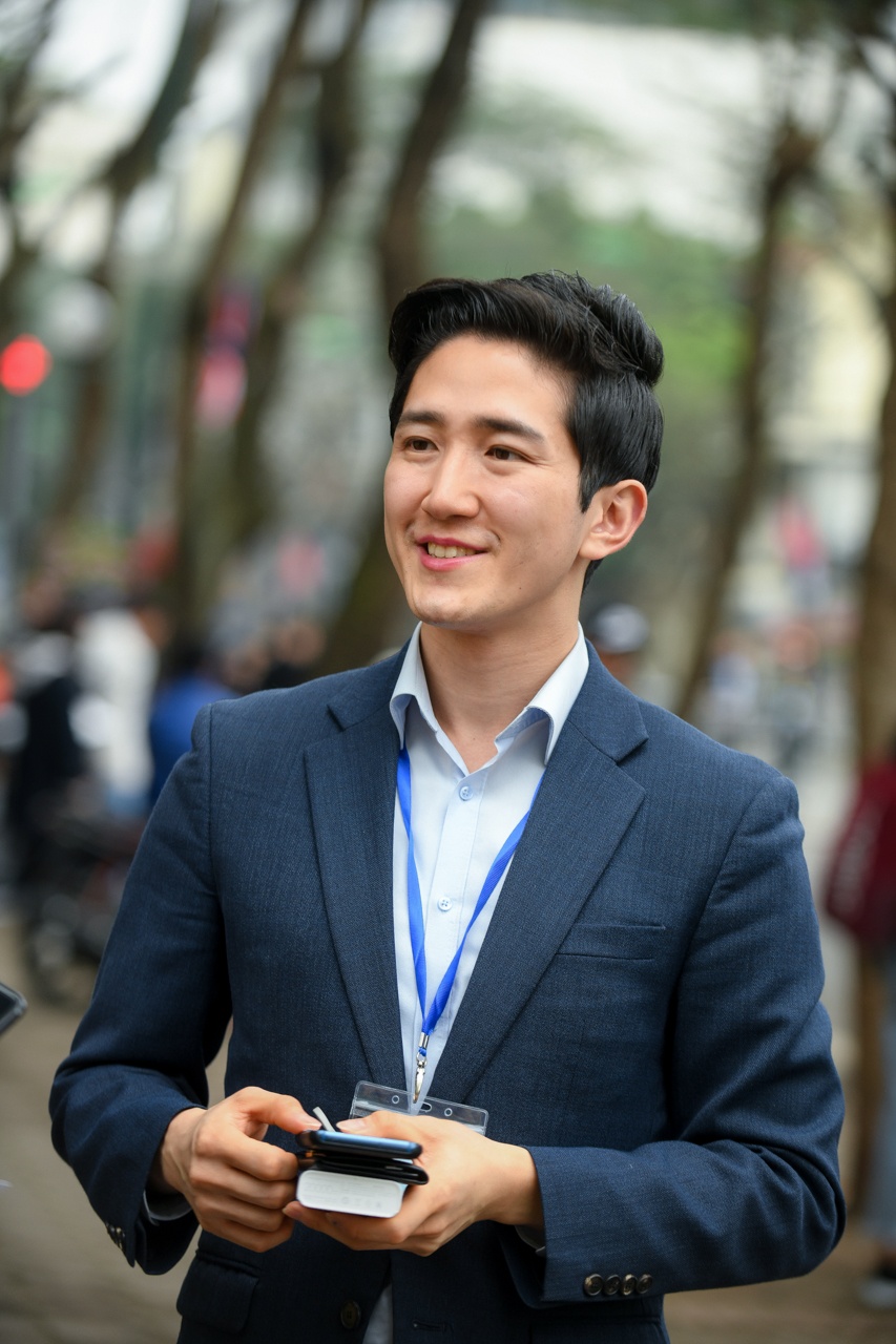 phong vien xinh dep tac nghiep tai hoi nghi thuong dinh anh 8