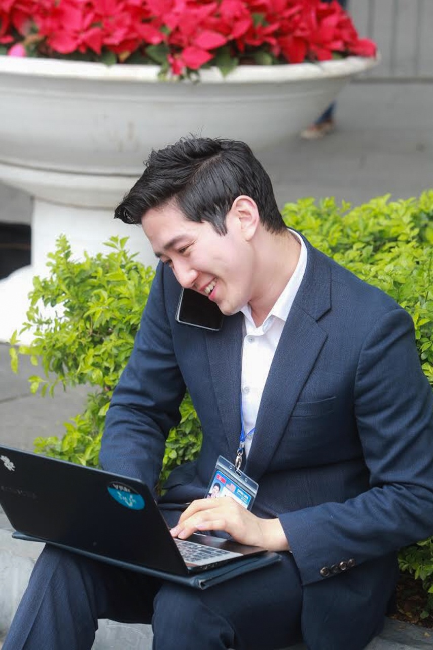 phong vien xinh dep tac nghiep tai hoi nghi thuong dinh anh 9