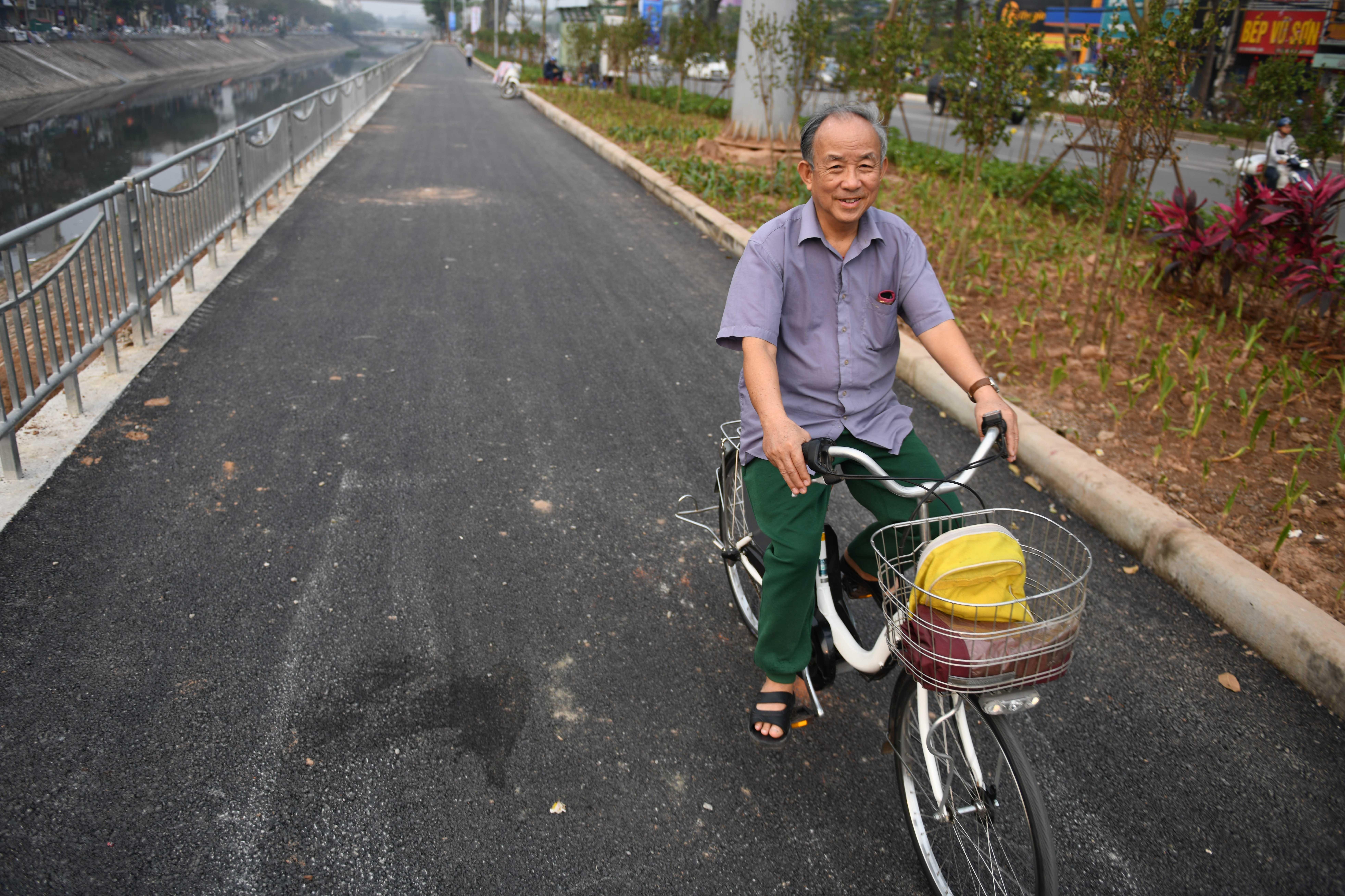 Ha Noi mo tuyen di bo ven song dau tien hinh anh