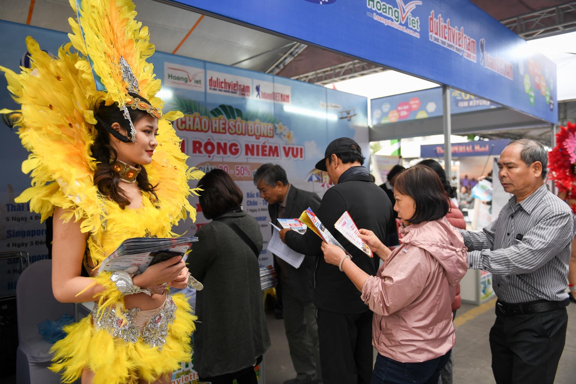 hoi cho khuyen mai du lich anh 9