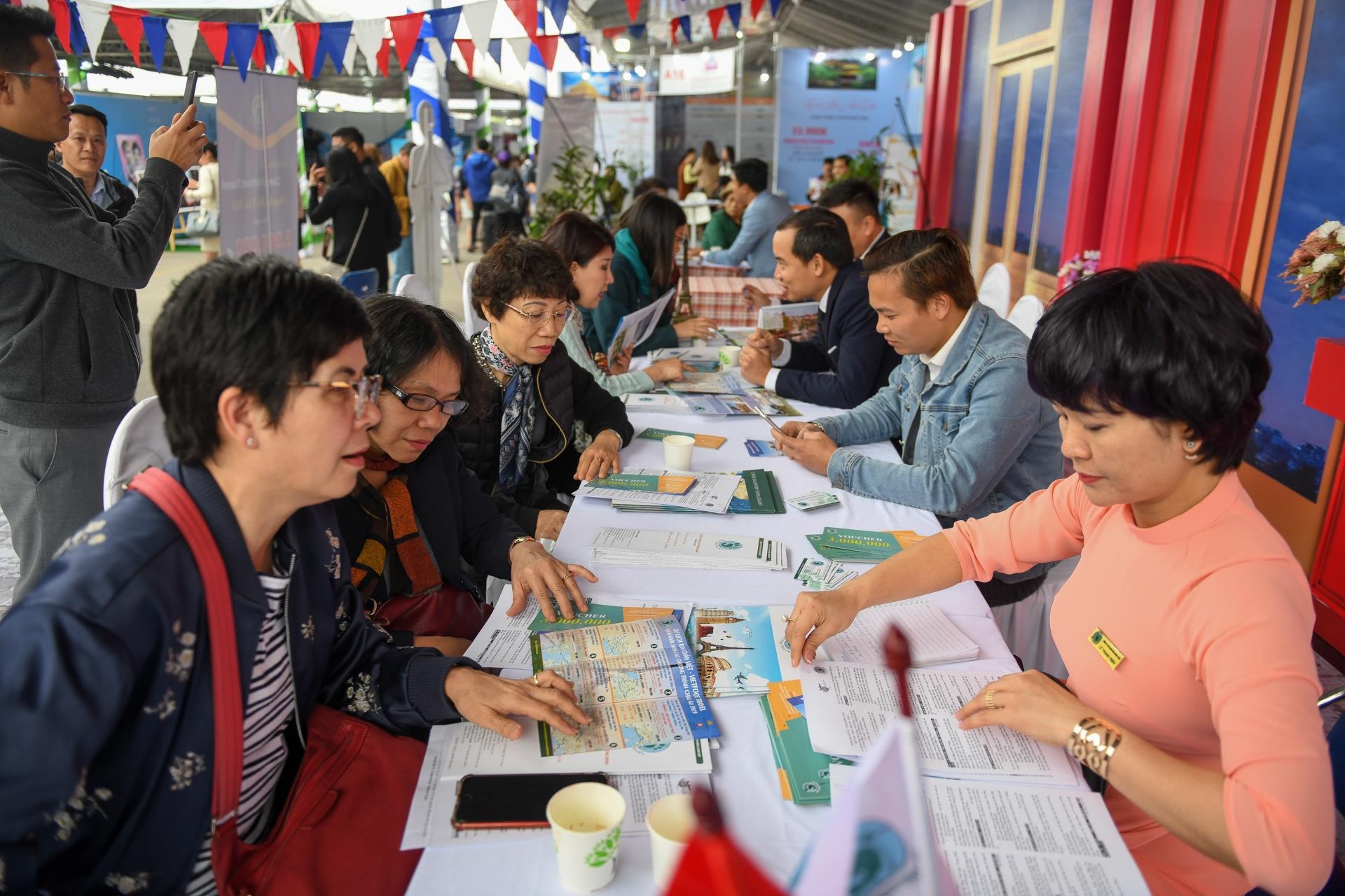 hoi cho khuyen mai du lich anh 10