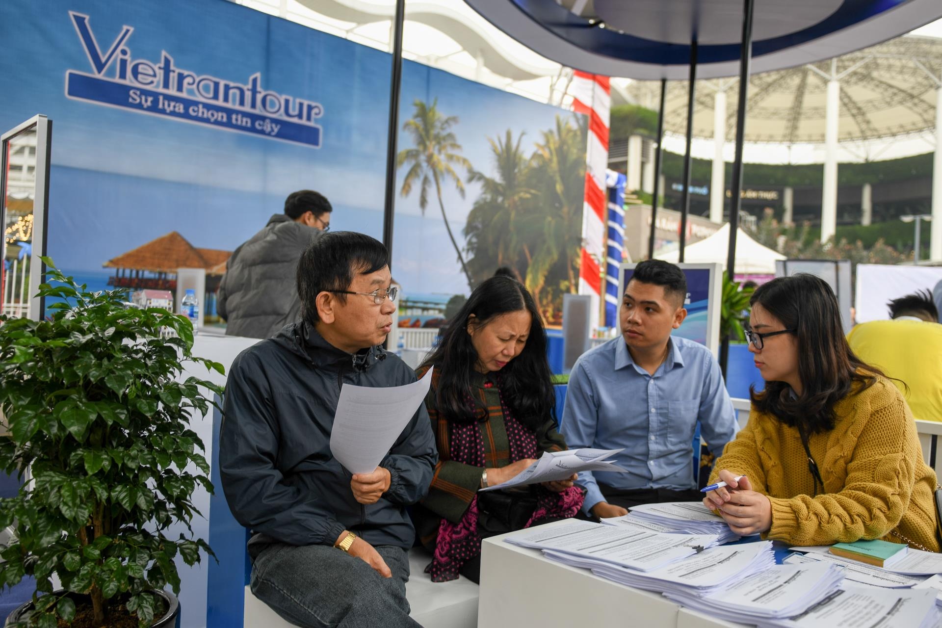 hoi cho khuyen mai du lich anh 4