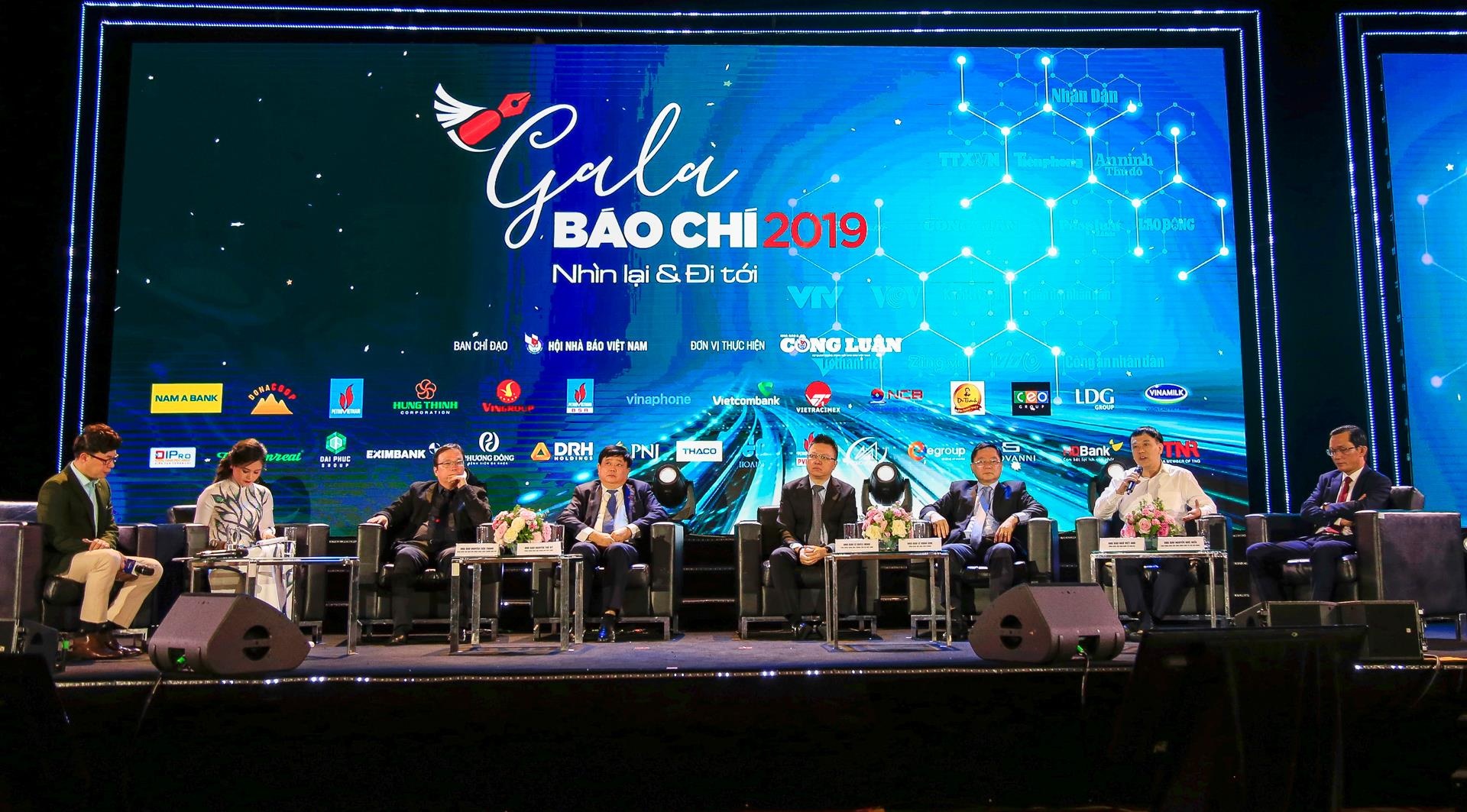 Khoanh khac bao chi anh 2