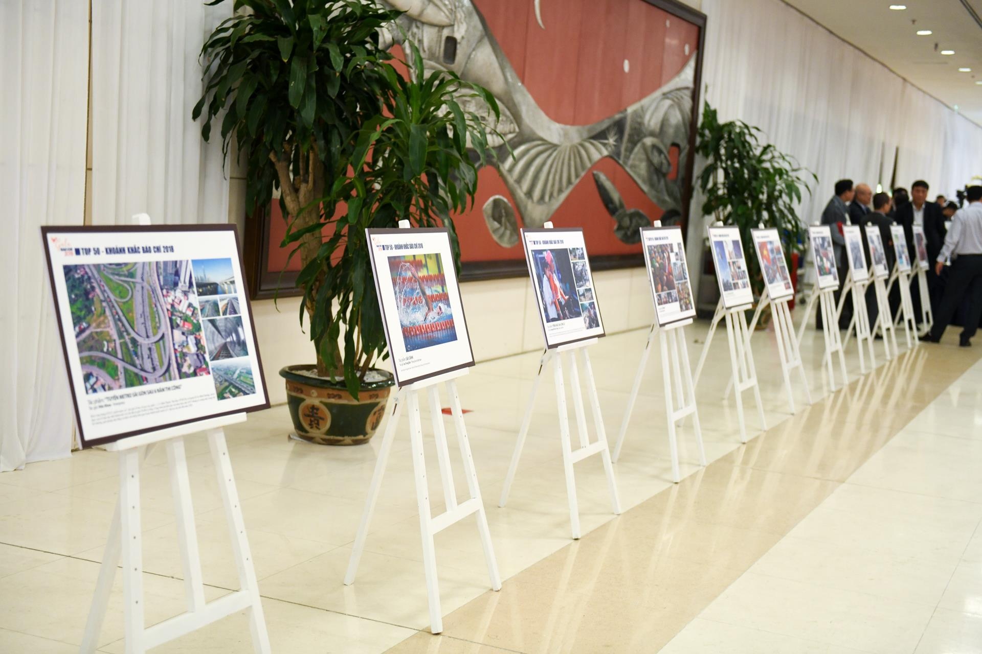 Khoanh khac bao chi anh 4