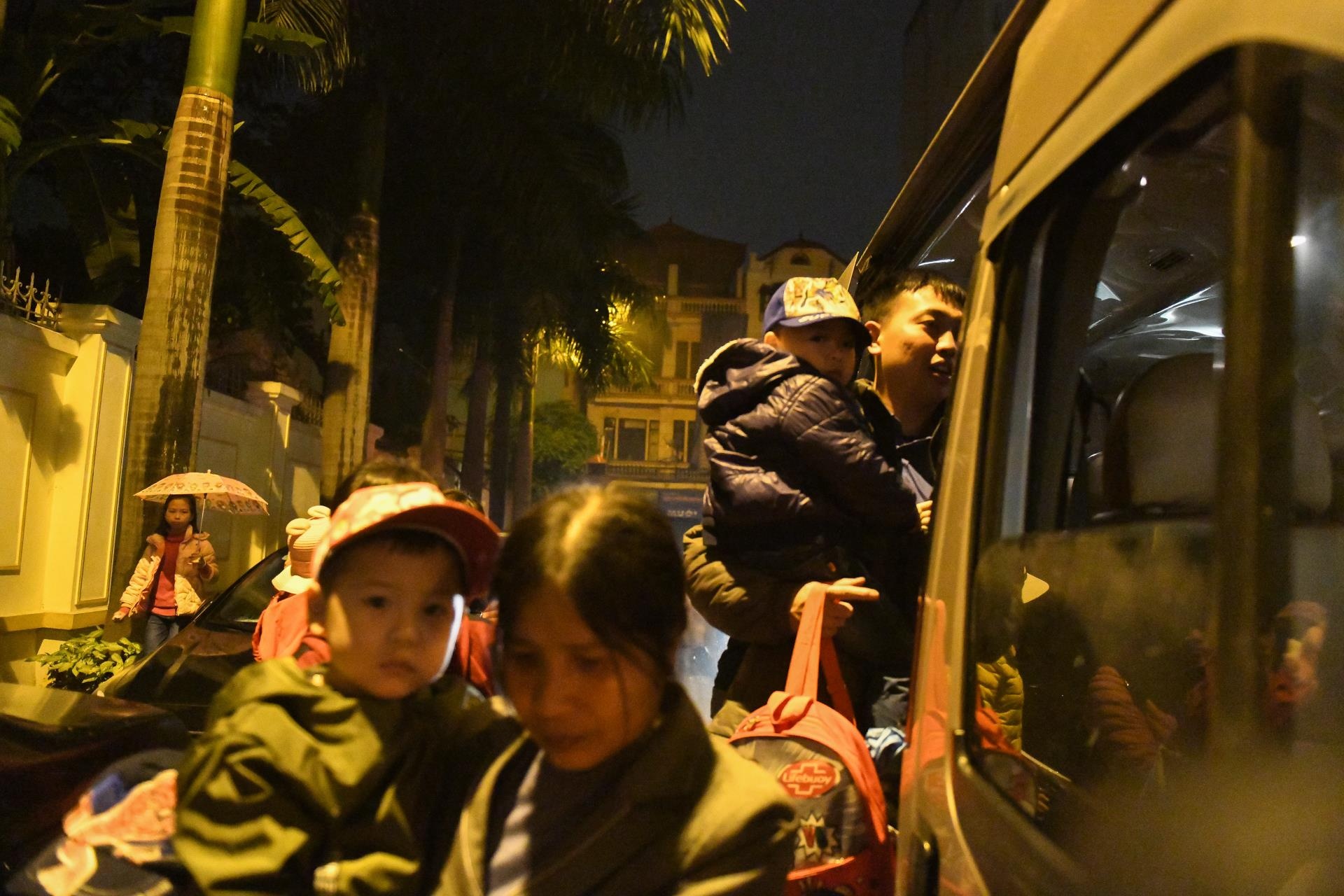 dua con di kham san lon anh 1