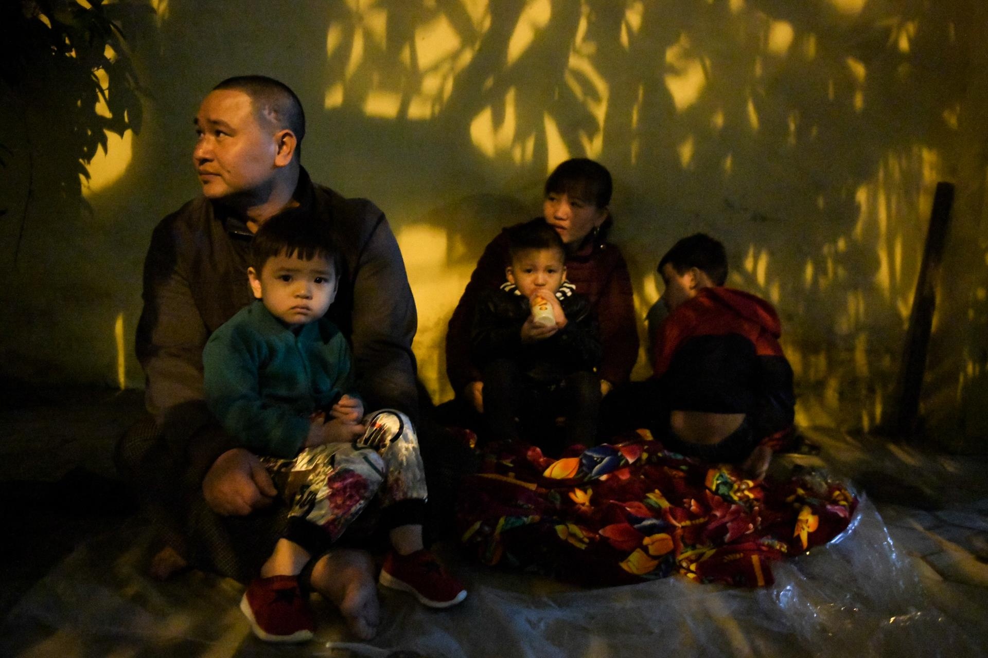 Ca nha xep hang tu dem de cho xet nghiem san lon cho con hinh anh