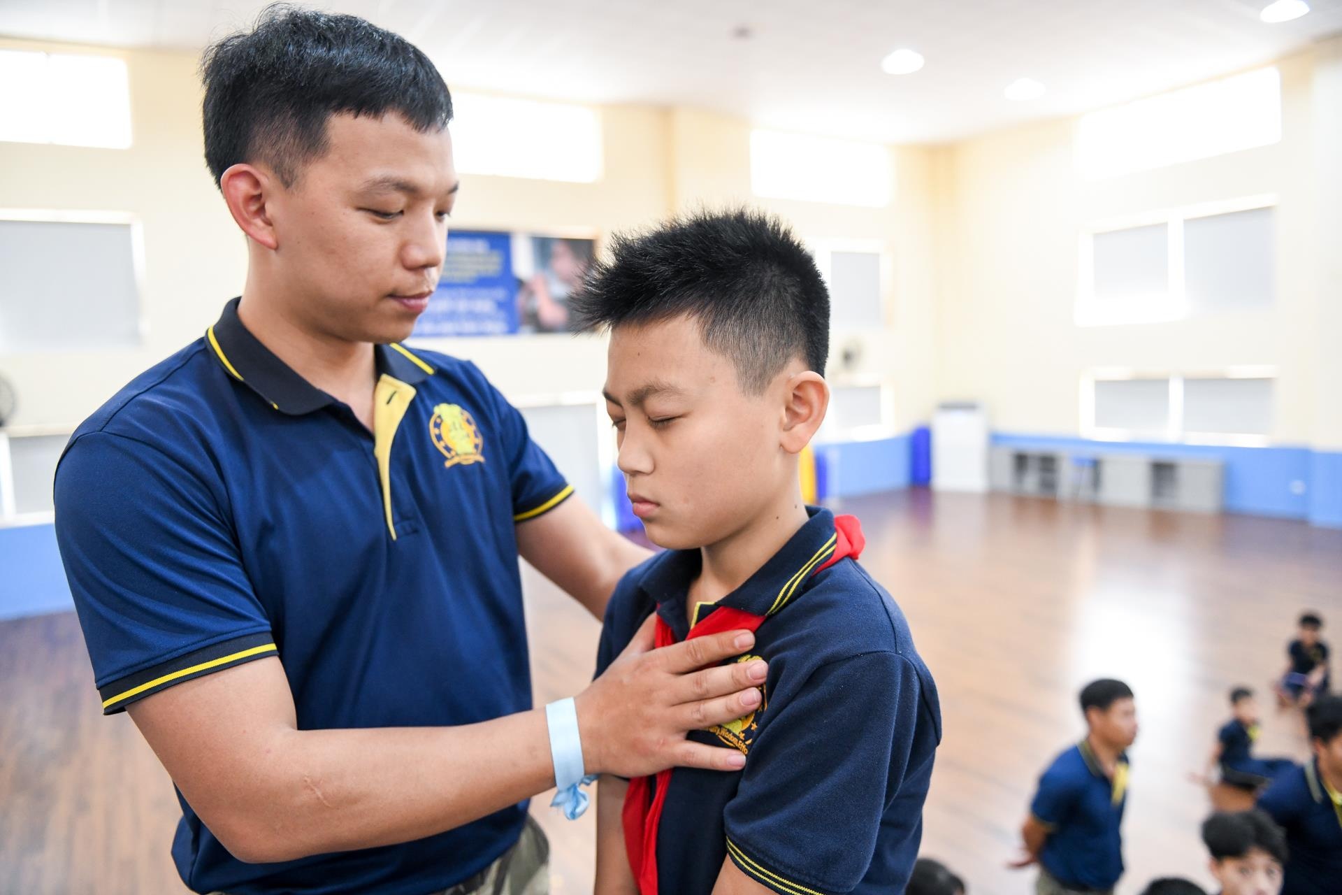 hoc sinh ren luyen moi truong quan doi anh 2