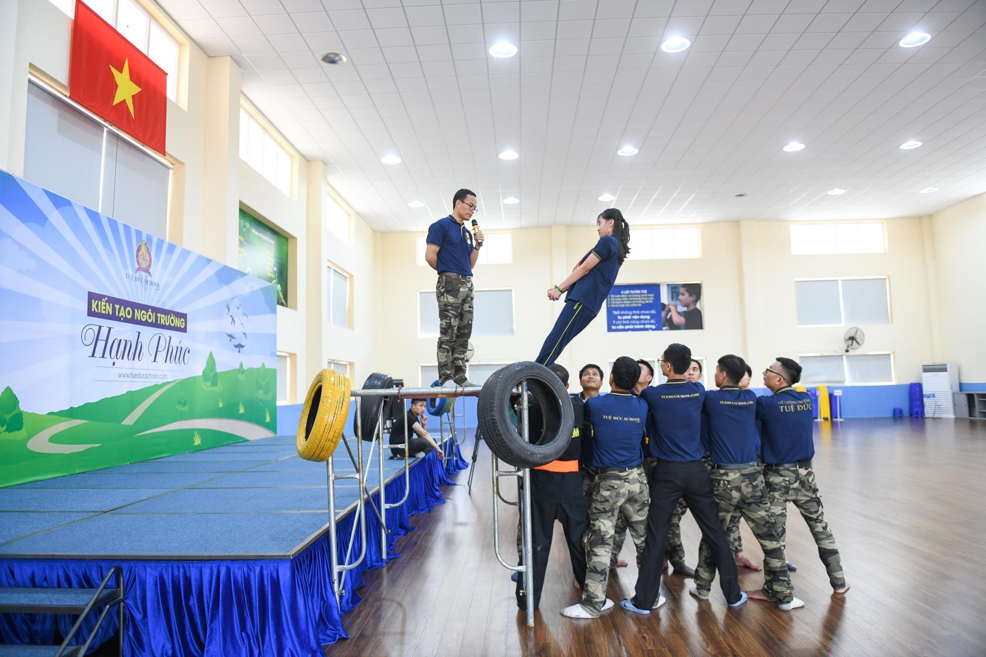 hoc sinh ren luyen moi truong quan doi anh 1