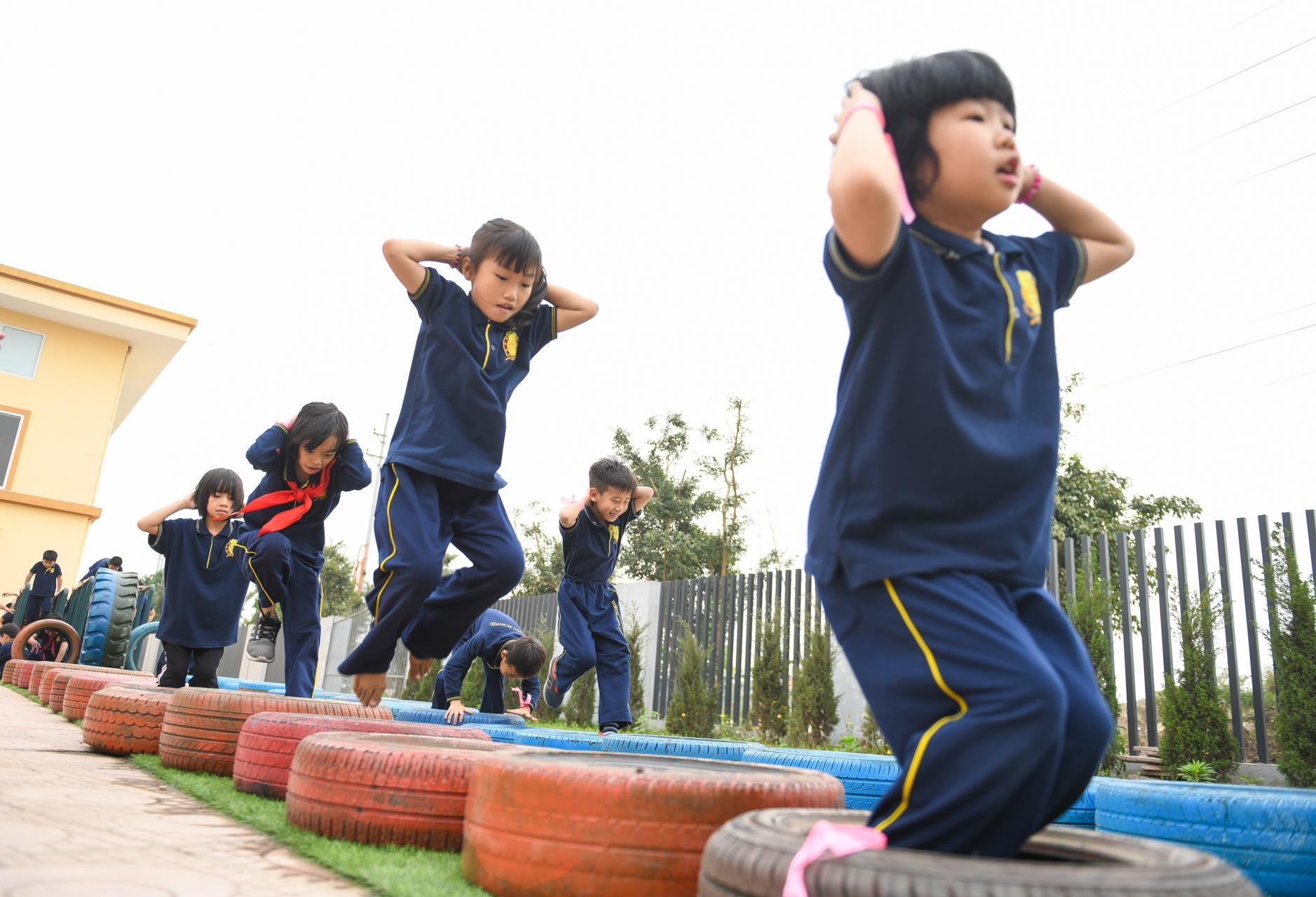 hoc sinh ren luyen moi truong quan doi anh 6