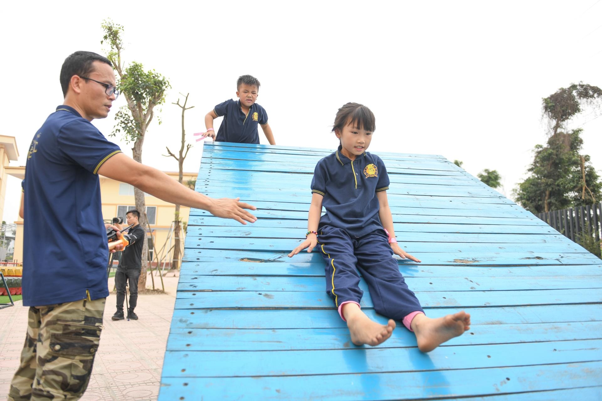 hoc sinh ren luyen moi truong quan doi anh 8