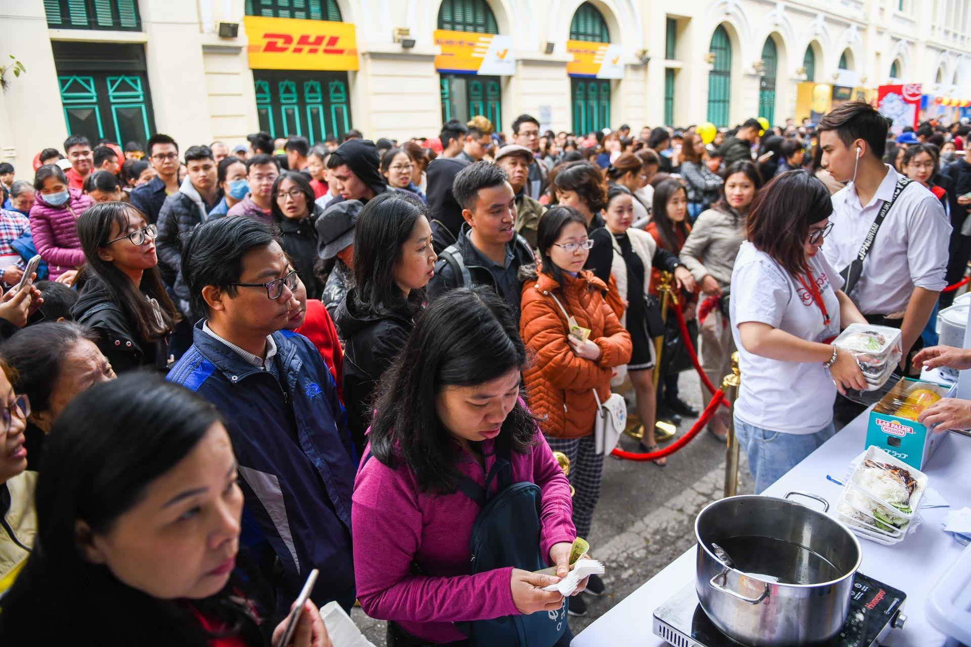 Nghin nguoi du hoi, xep hang mua com ga Singapore tai Ho Guom hinh anh