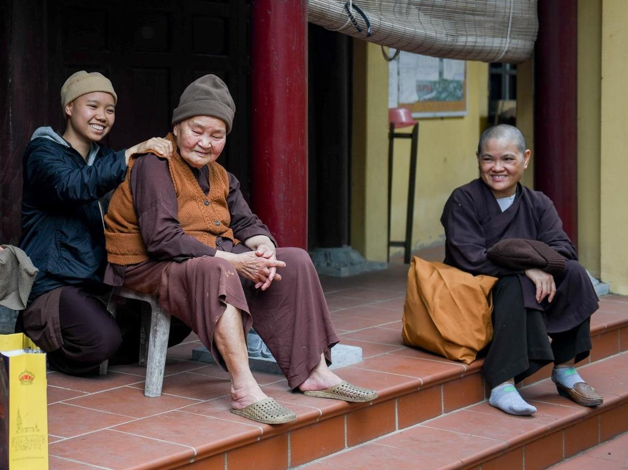 Ngoi chua co kinh thanh so, khong dat hom cong duc ven Ha Noi hinh anh