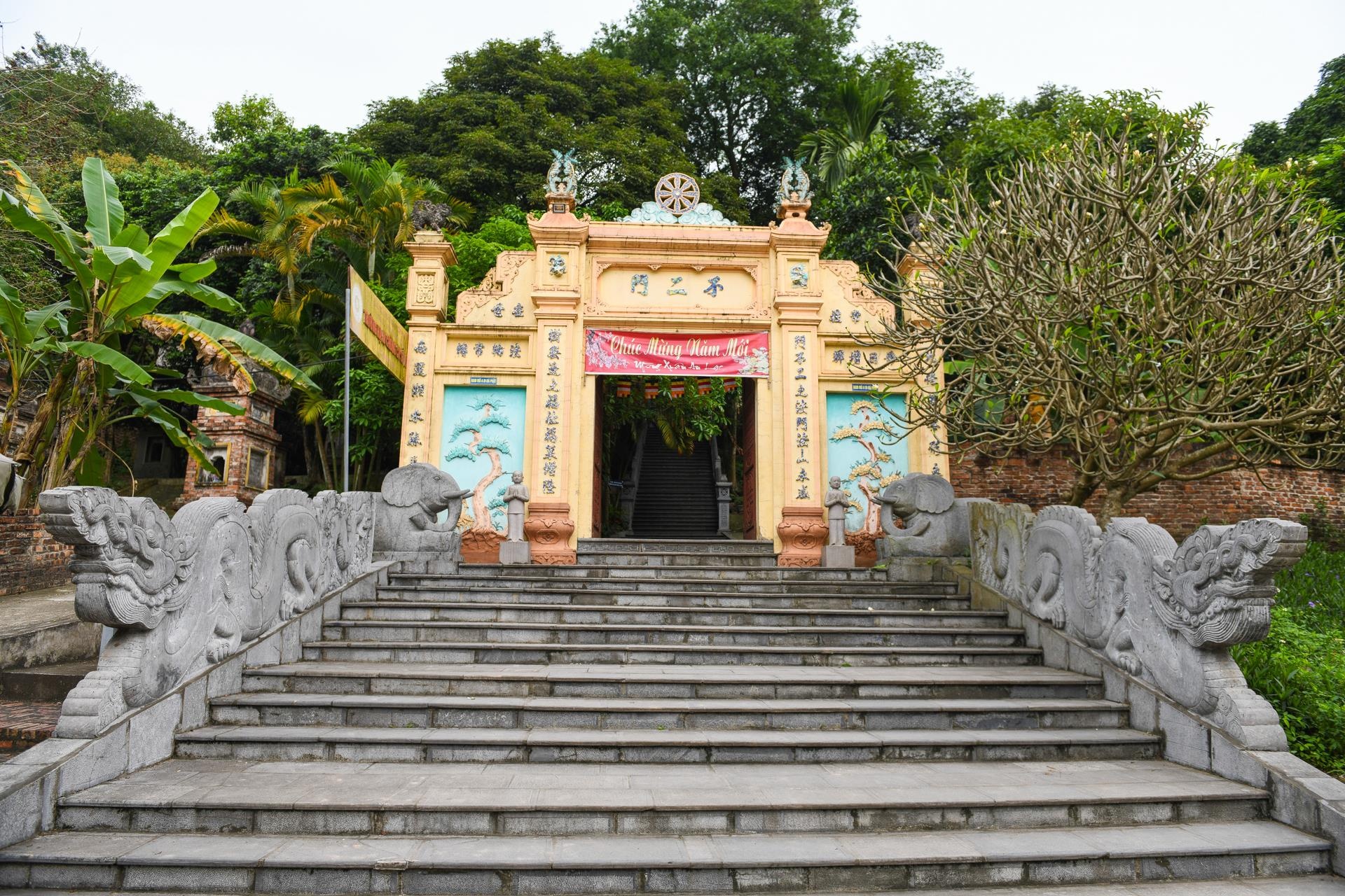 ngoi chua khong co hom cong duc anh 3