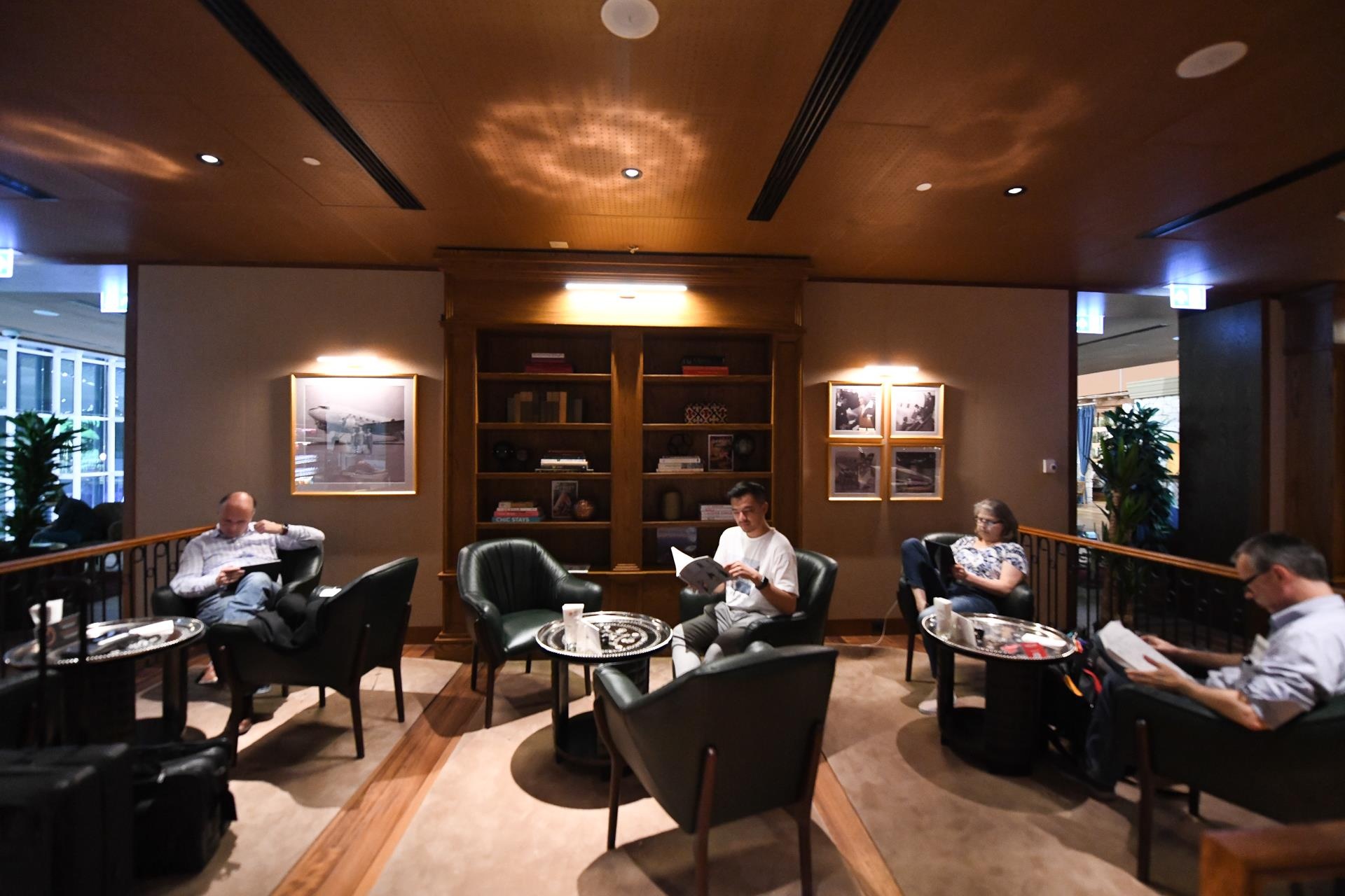 phong cho thuong gia o san bay lon nhat the gioi anh 10