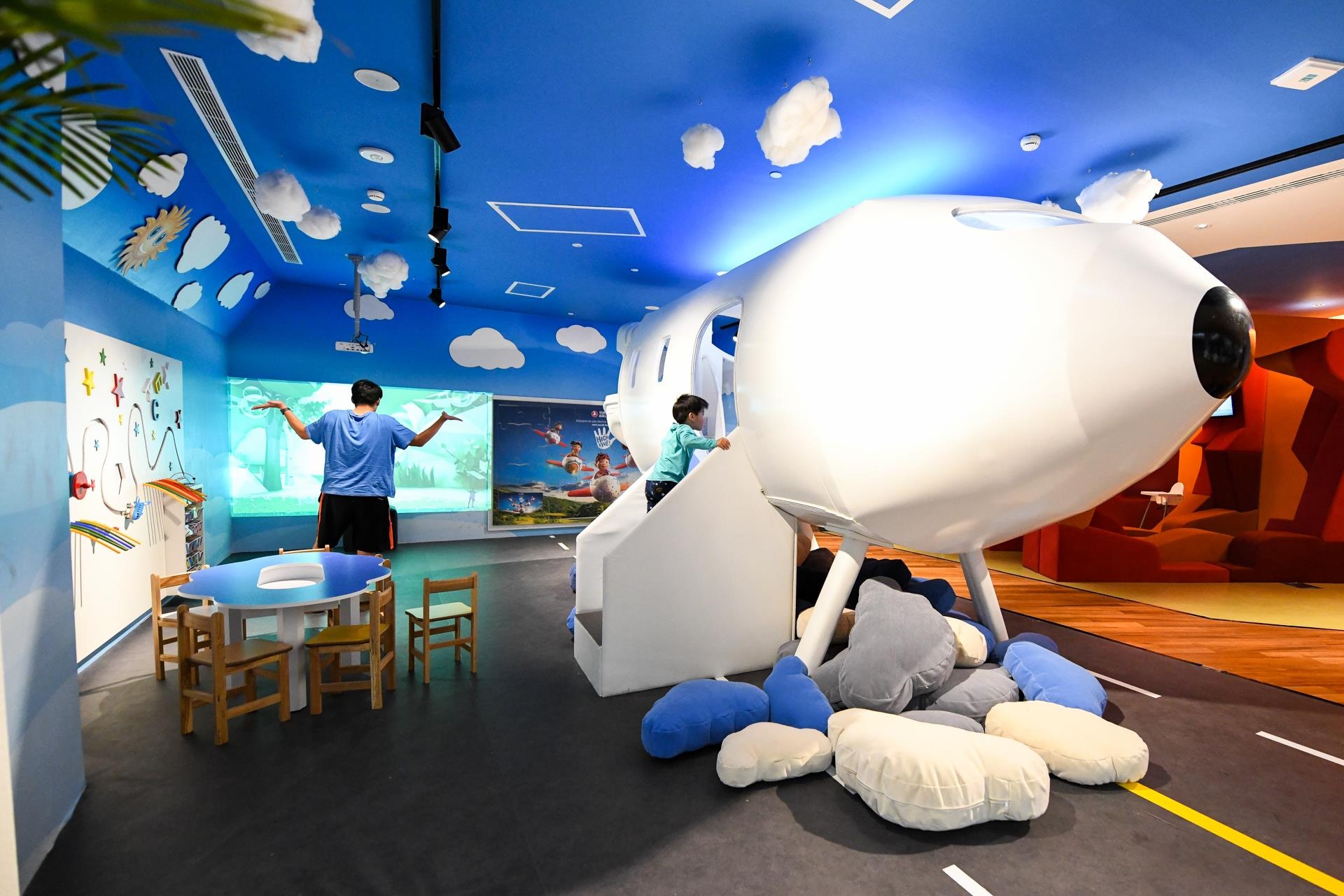 phong cho thuong gia o san bay lon nhat the gioi anh 11