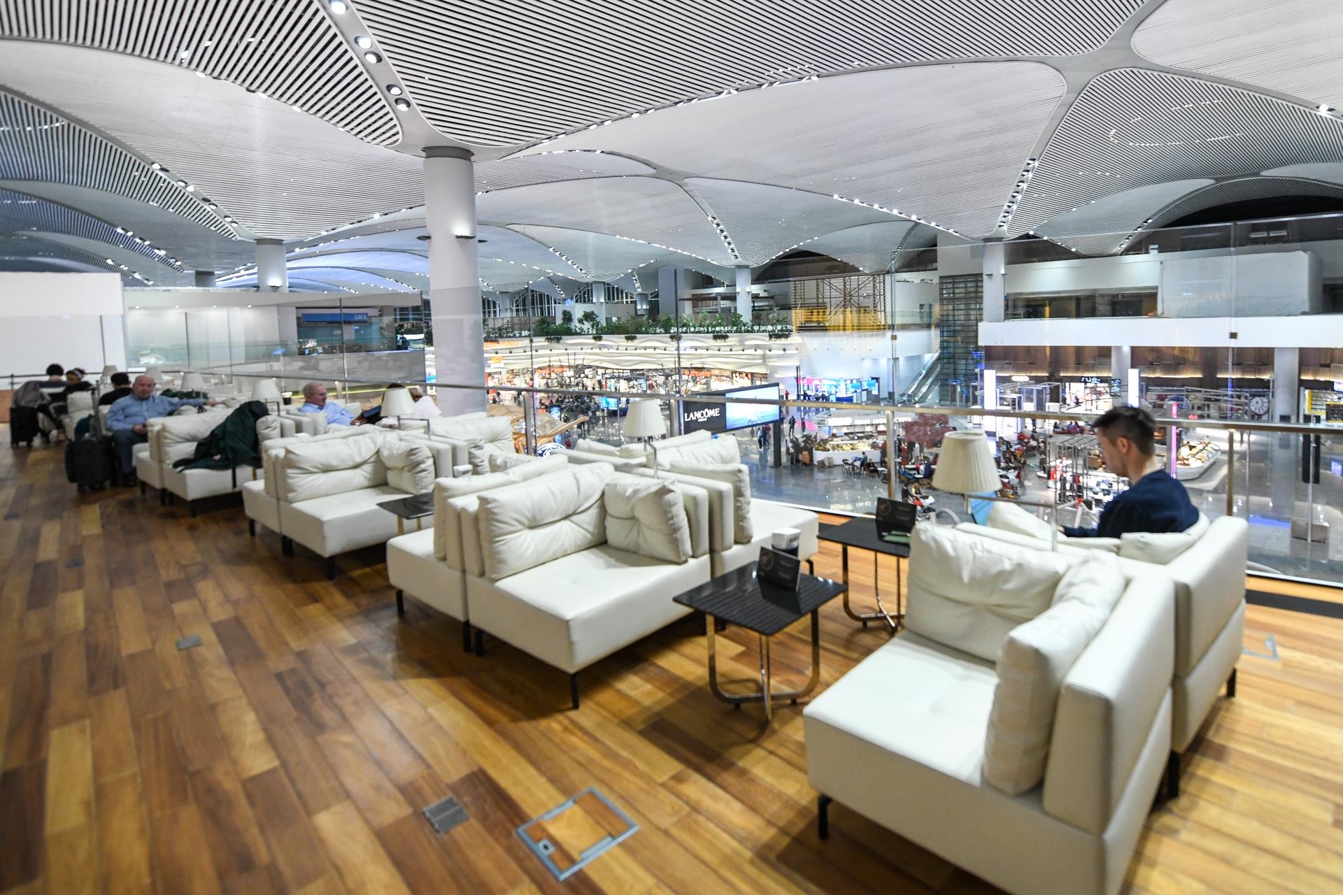 phong cho thuong gia o san bay lon nhat the gioi anh 3