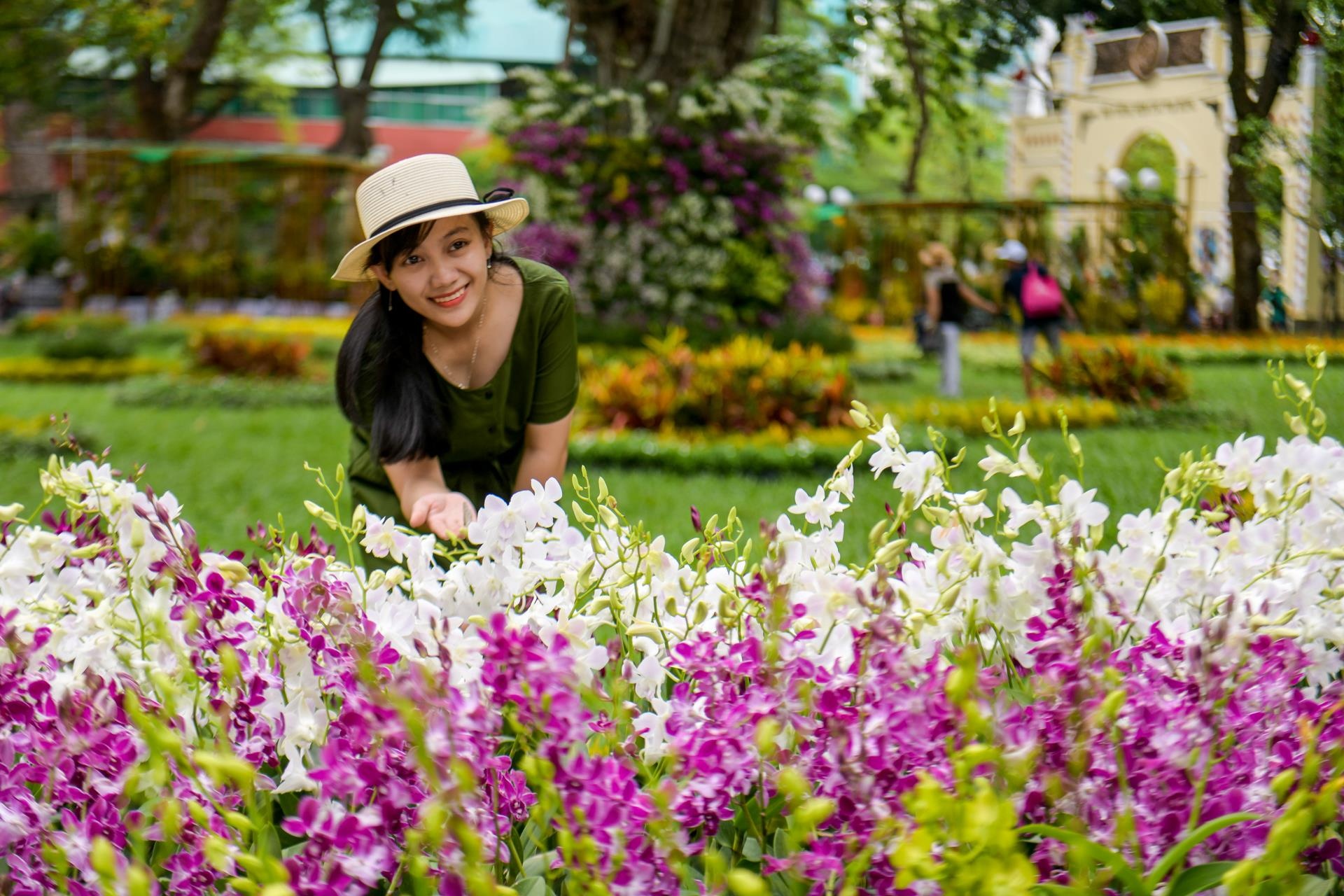 Nguoi Sai Gon do xo di ngam hoa lan khi tiet troi diu mat hinh anh