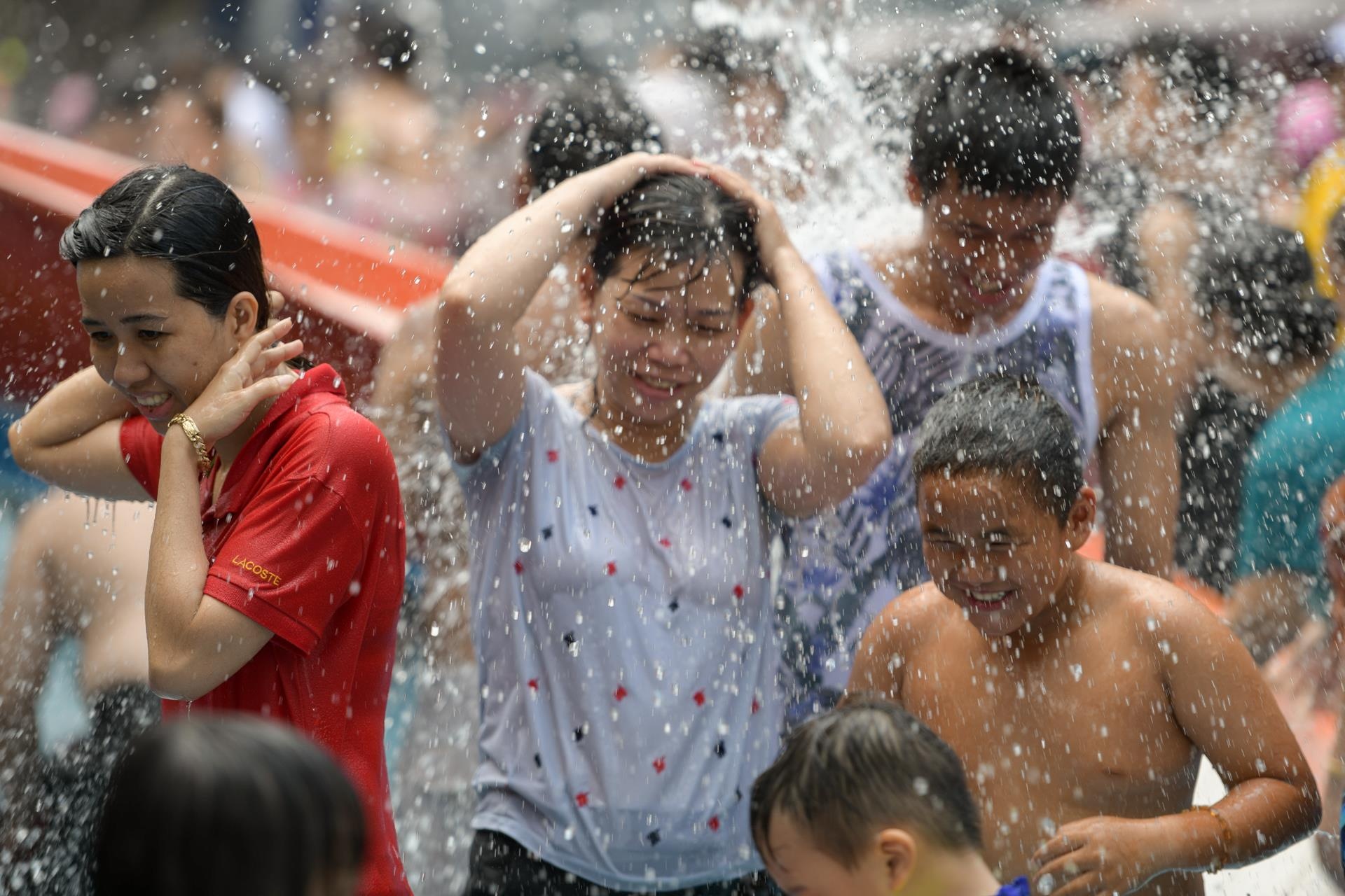 cong vien Dam Sen dong nghet khach ngay le 30/4 anh 15