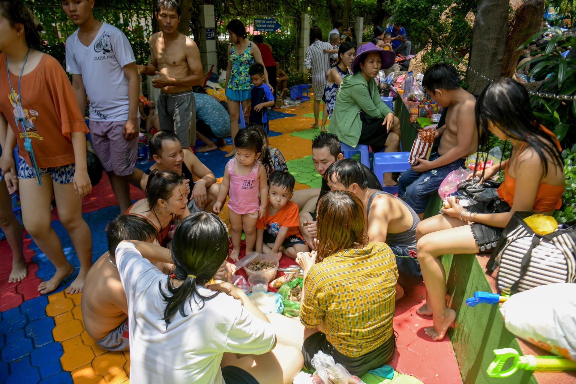 cong vien Dam Sen dong nghet khach ngay le 30/4 anh 16