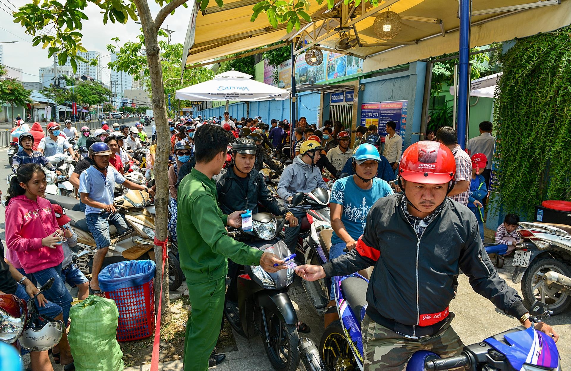 cong vien Dam Sen dong nghet khach ngay le 30/4 anh 2