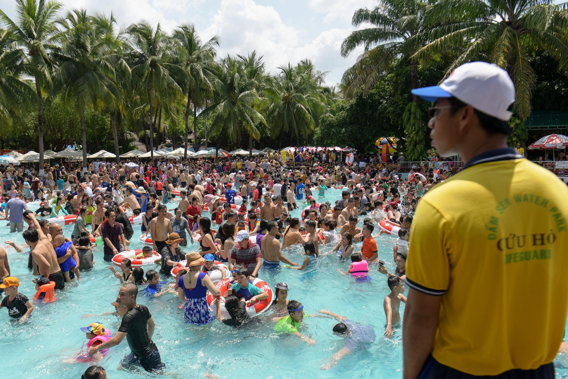 cong vien Dam Sen dong nghet khach ngay le 30/4 anh 5