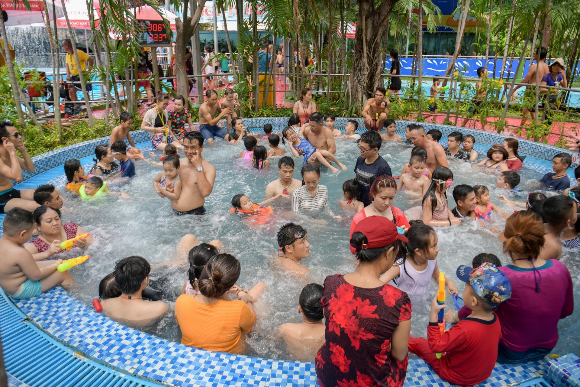 cong vien Dam Sen dong nghet khach ngay le 30/4 anh 9