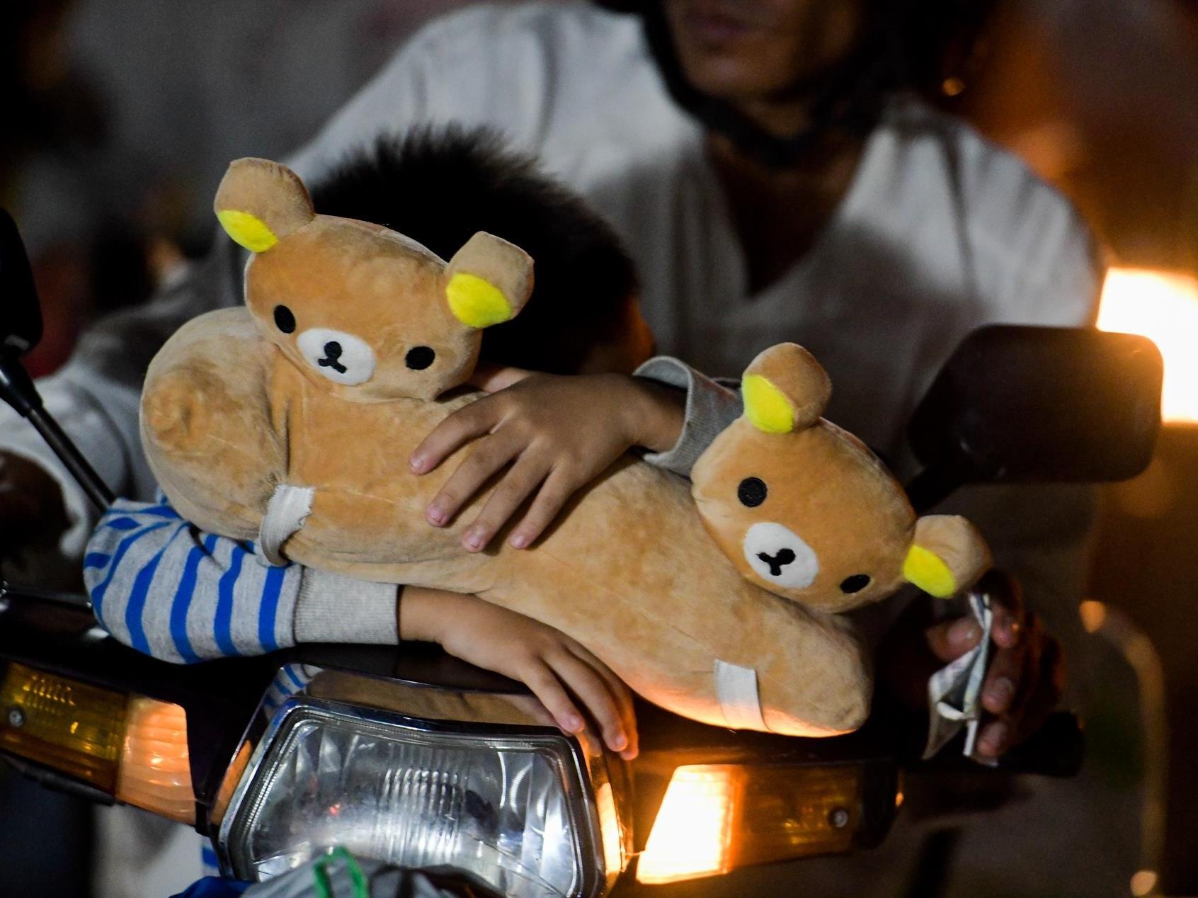 Un tac cua ngo Sai Gon, tre em om gau bong ngu guc trong dem hinh anh